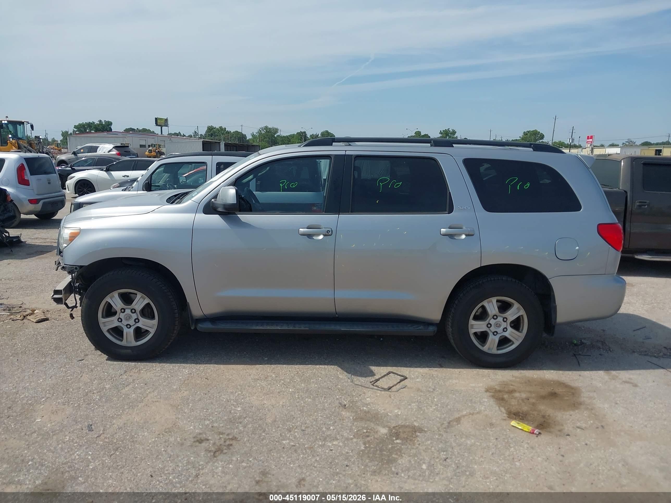 2014 Toyota Sequoia Sr5 5.7l V8 Silver vin: 5TDZY5G17ES051141