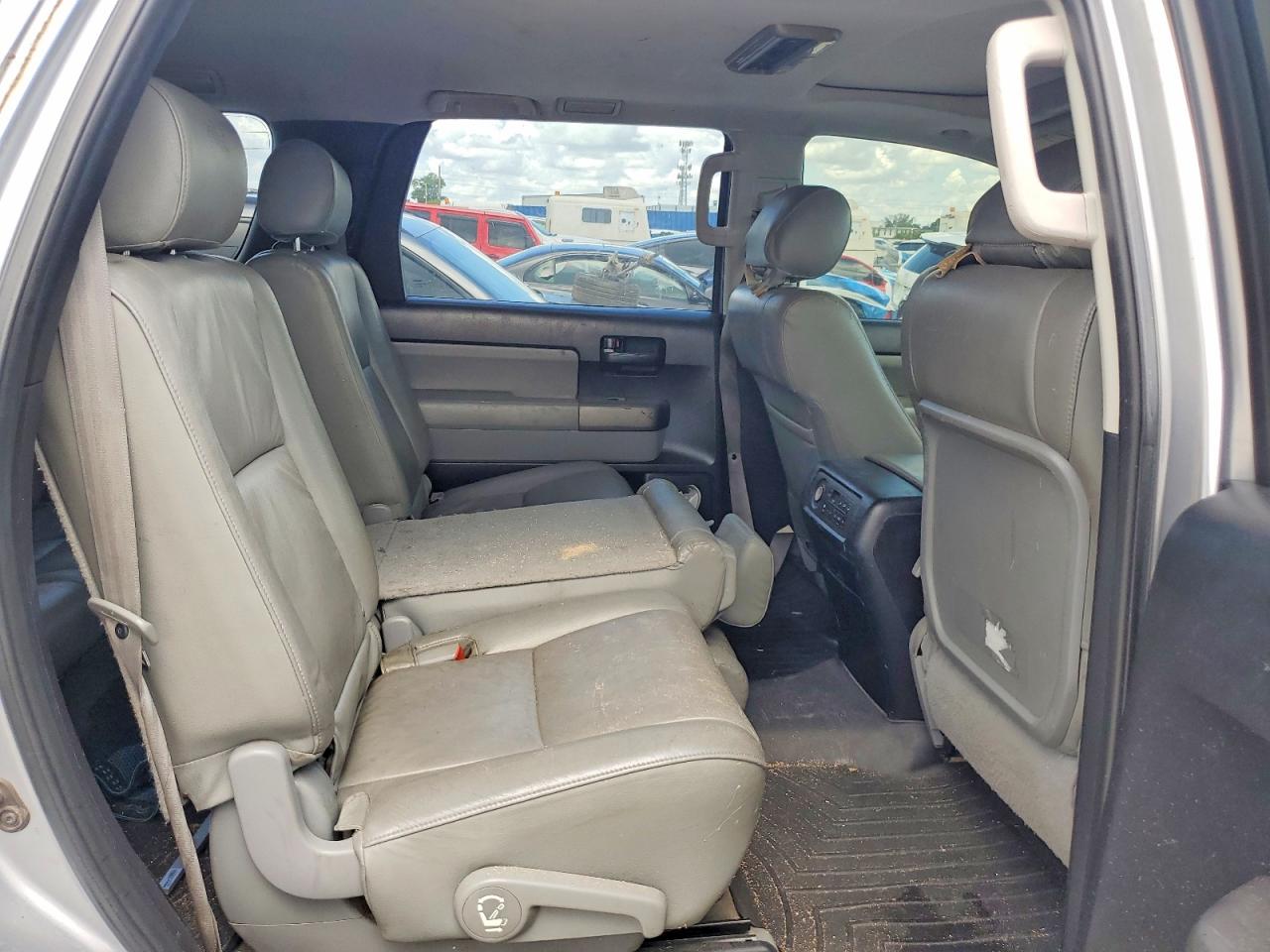 2011 Toyota Sequoia Sr5 Серебряный vin: 5TDZY5G18BS034800