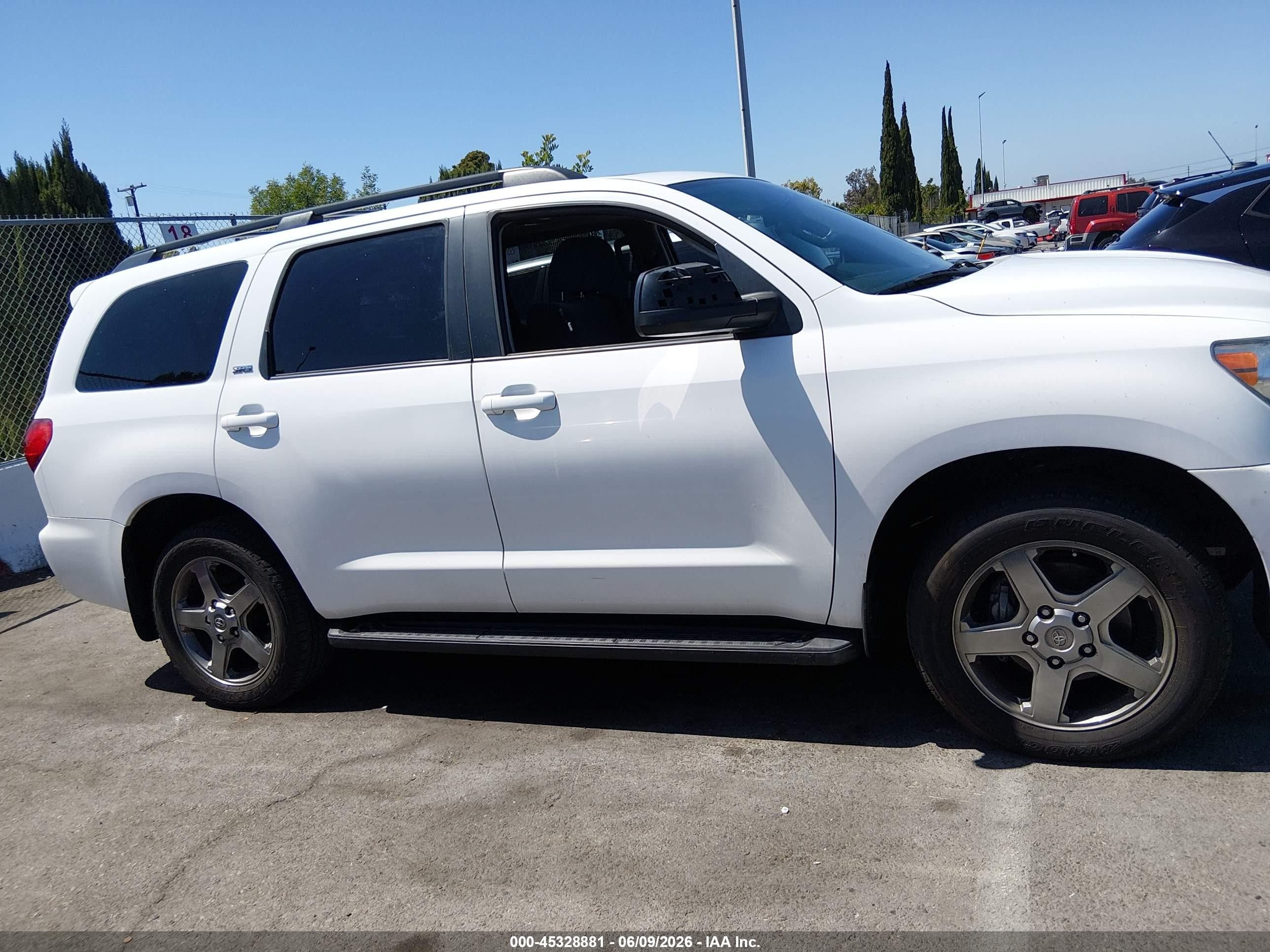 2012 Toyota Sequoia Sr5 5.7l V8 White vin: 5TDZY5G18CS038413