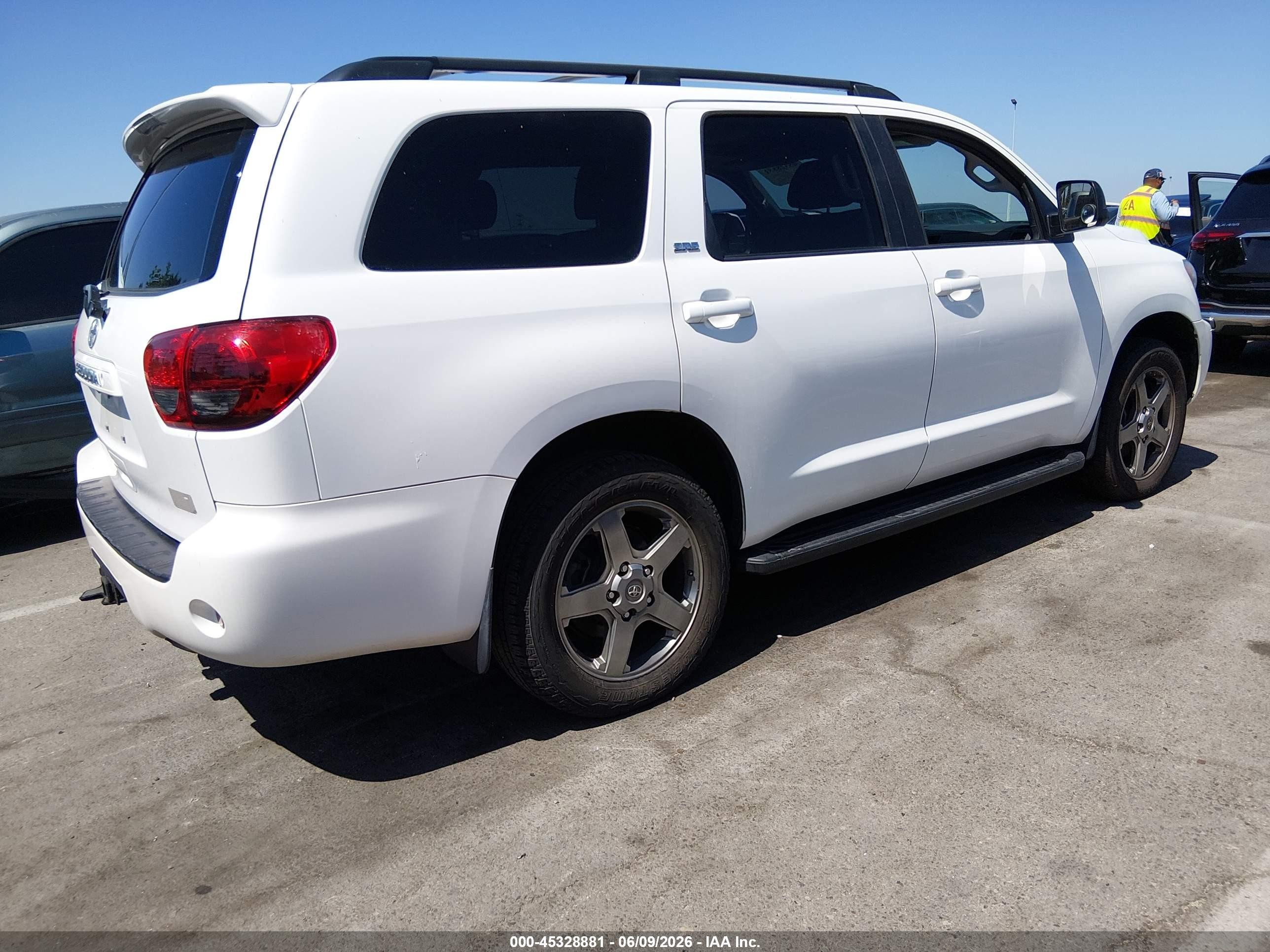 2012 Toyota Sequoia Sr5 5.7l V8 White vin: 5TDZY5G18CS038413