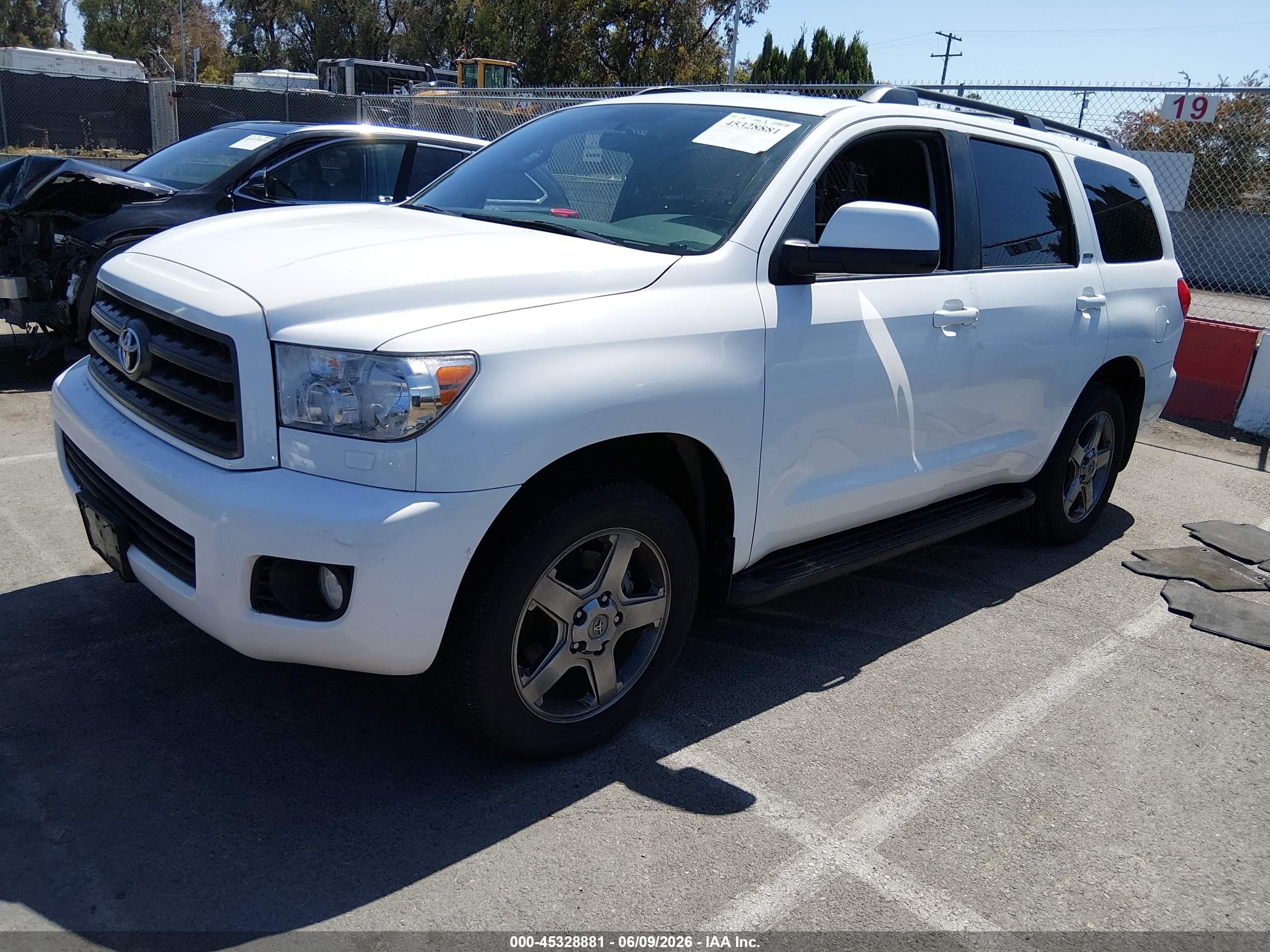 2012 Toyota Sequoia Sr5 5.7l V8 White vin: 5TDZY5G18CS038413