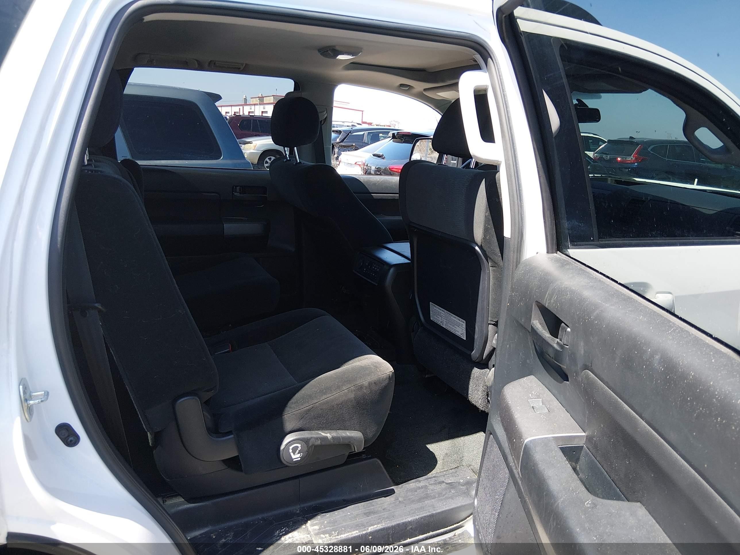 2012 Toyota Sequoia Sr5 5.7l V8 White vin: 5TDZY5G18CS038413
