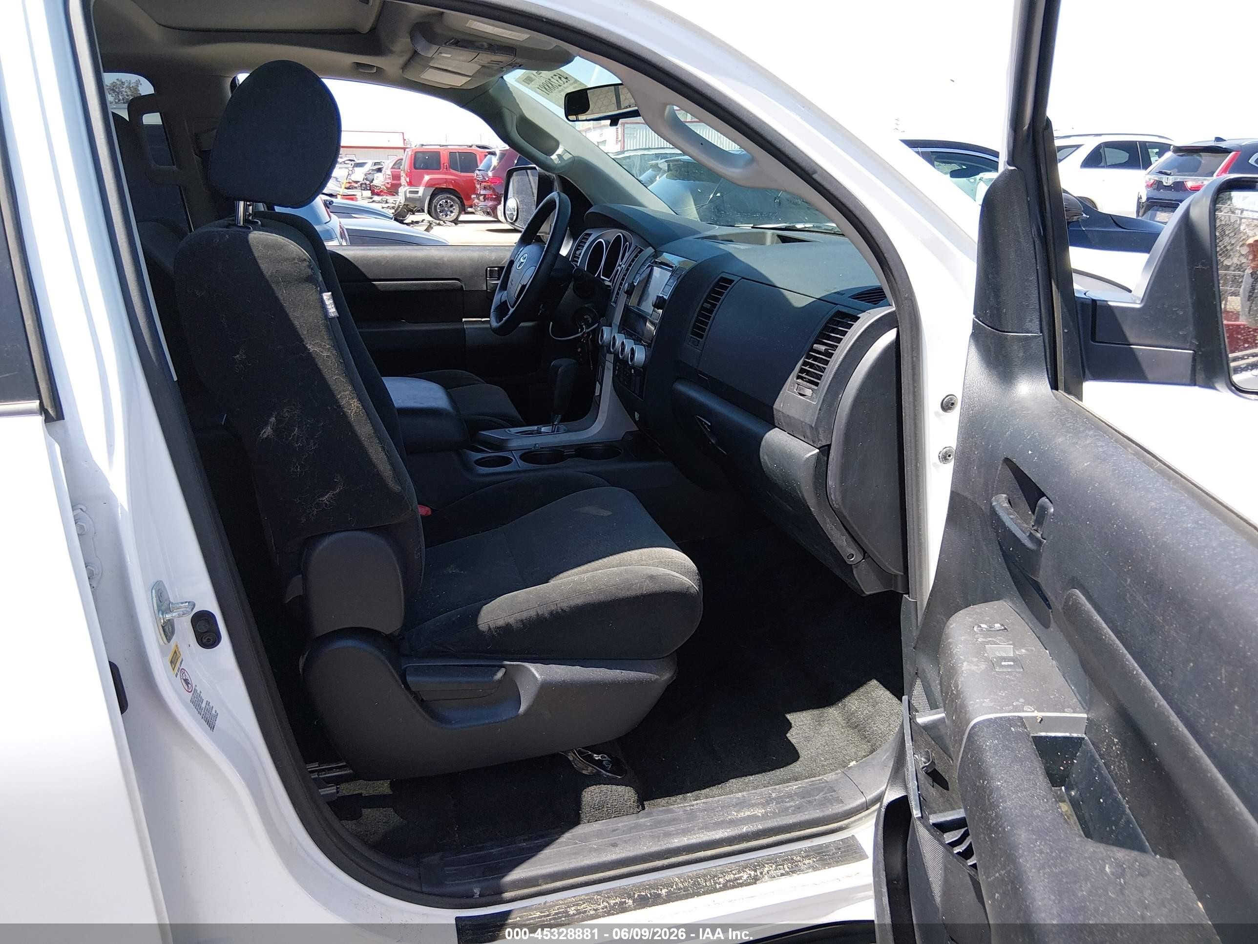 2012 Toyota Sequoia Sr5 5.7l V8 White vin: 5TDZY5G18CS038413