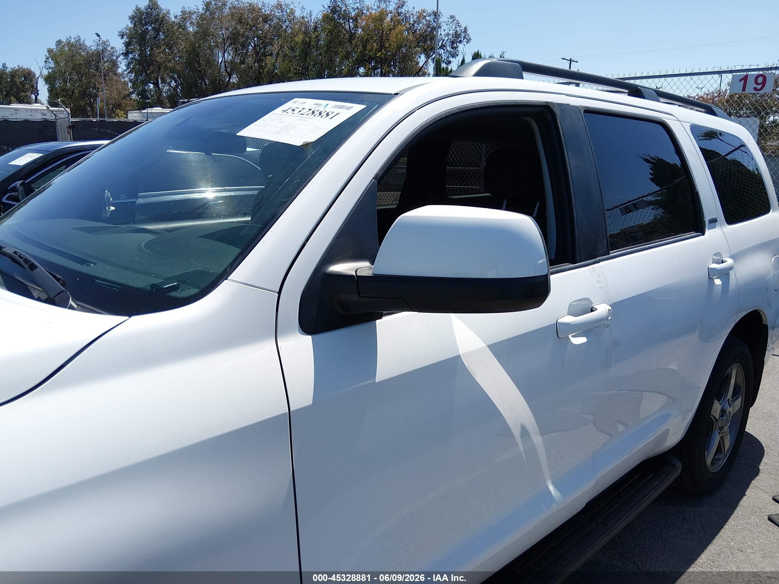 2012 Toyota Sequoia Sr5 5.7l V8 White vin: 5TDZY5G18CS038413