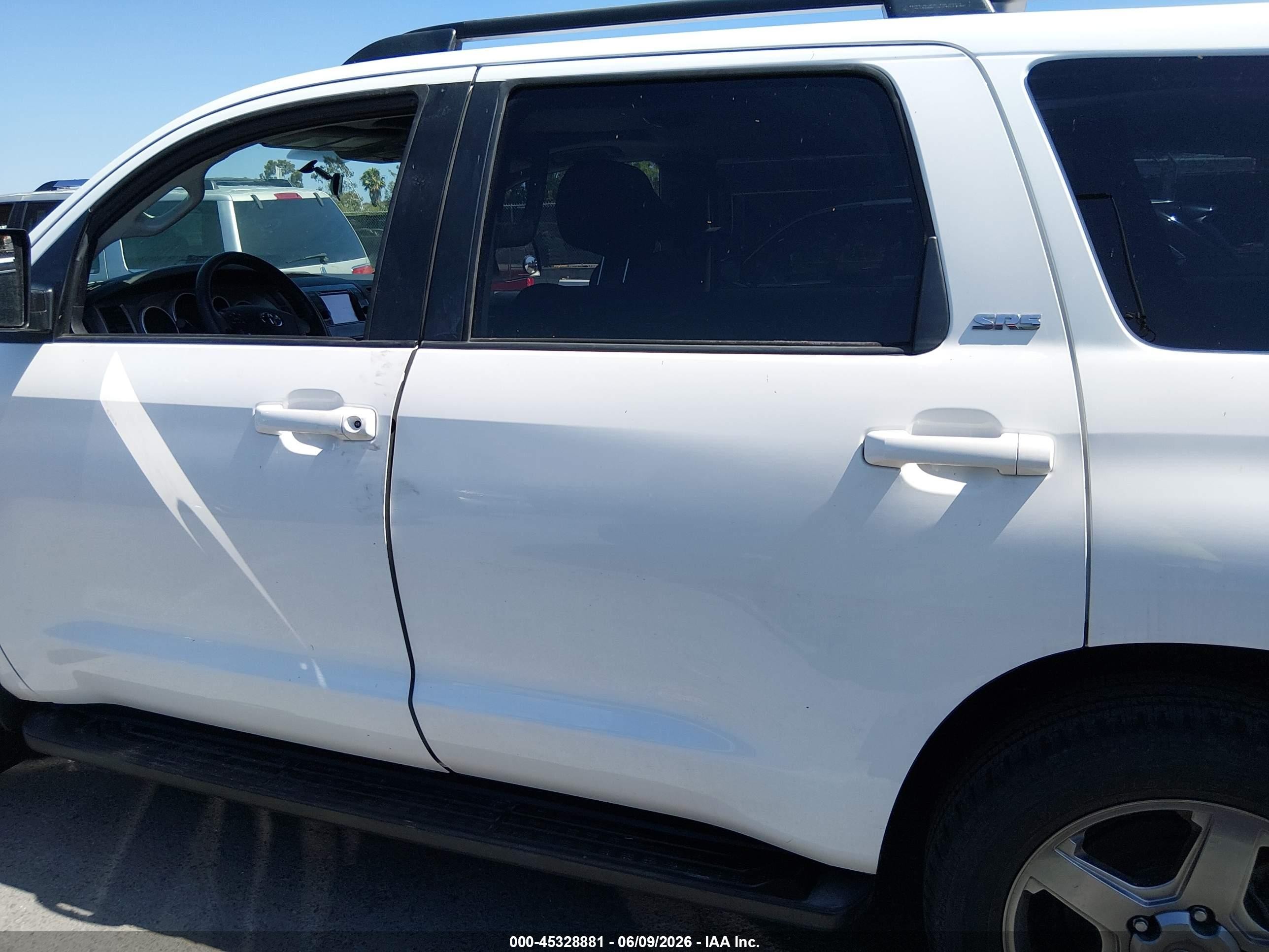 2012 Toyota Sequoia Sr5 5.7l V8 White vin: 5TDZY5G18CS038413