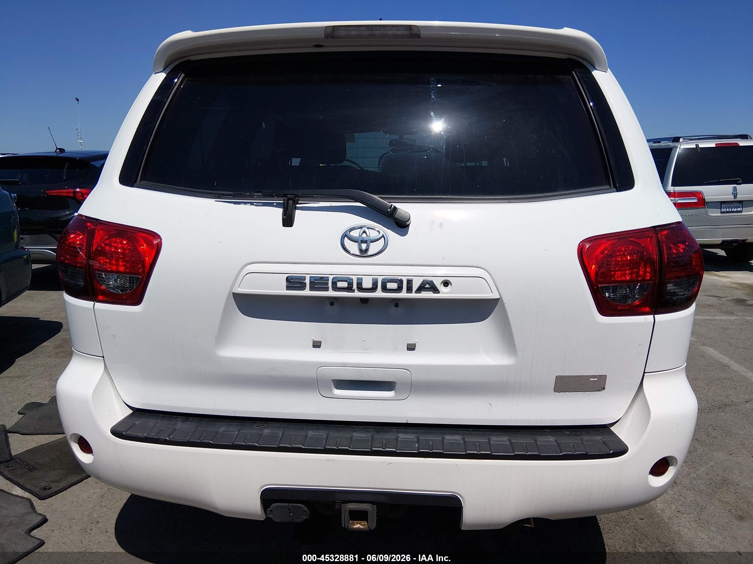 2012 Toyota Sequoia Sr5 5.7l V8 White vin: 5TDZY5G18CS038413