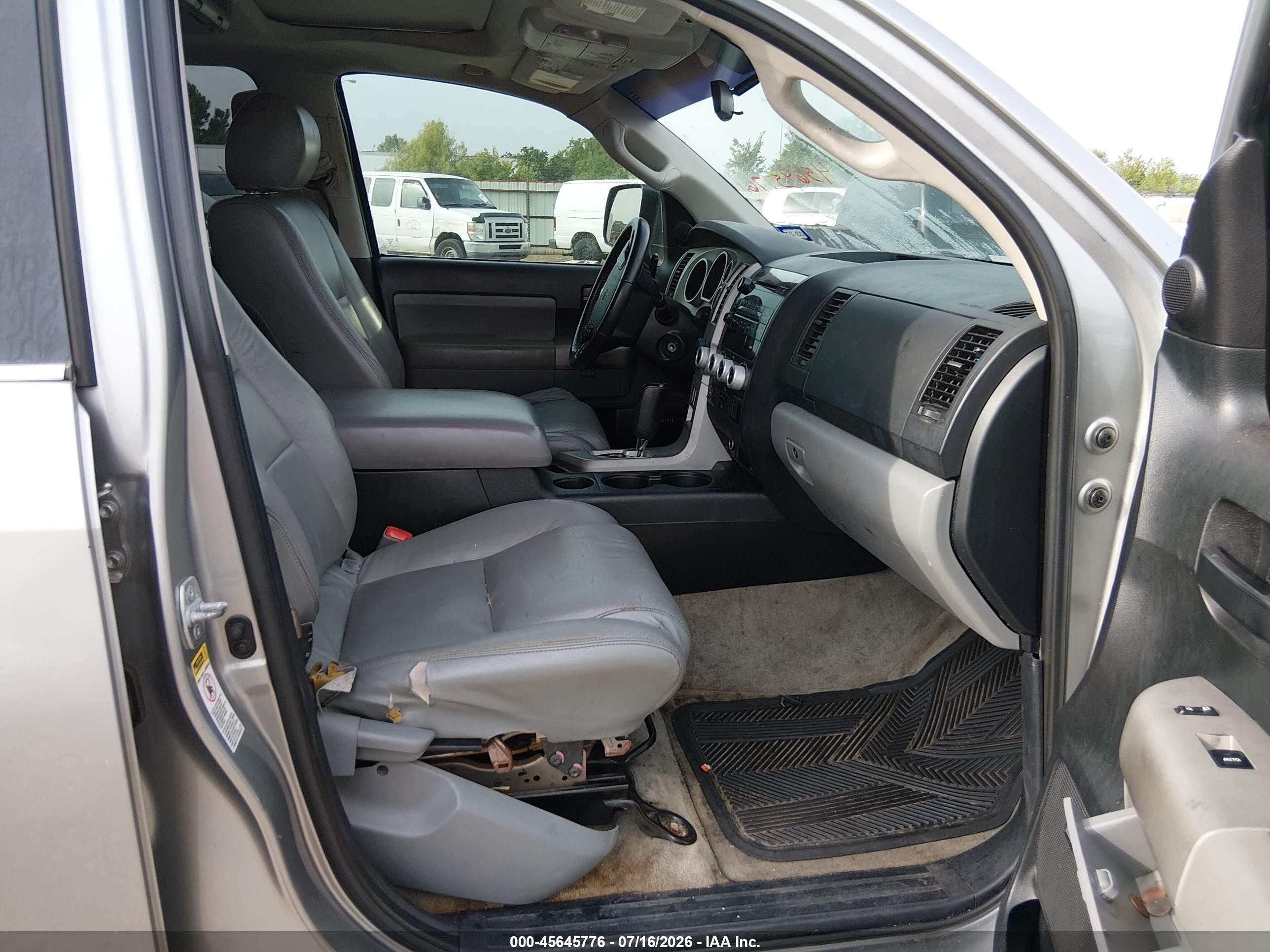 2008 Toyota Sequoia Sr5 5.7l V8 Silver vin: 5TDZY64A58S004656