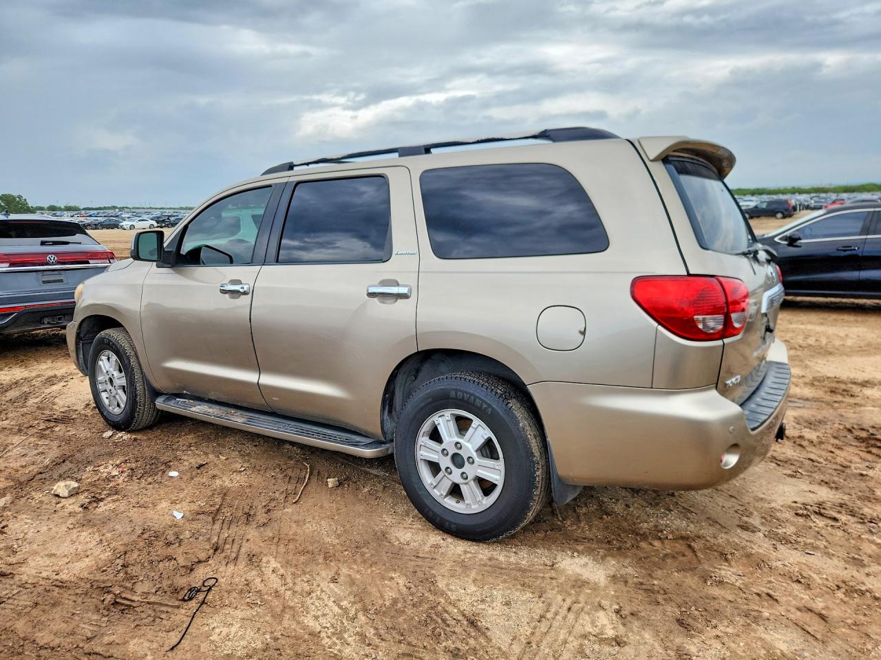 2008 Toyota Seqouia Gold vin: 5TDZY68A18S007967