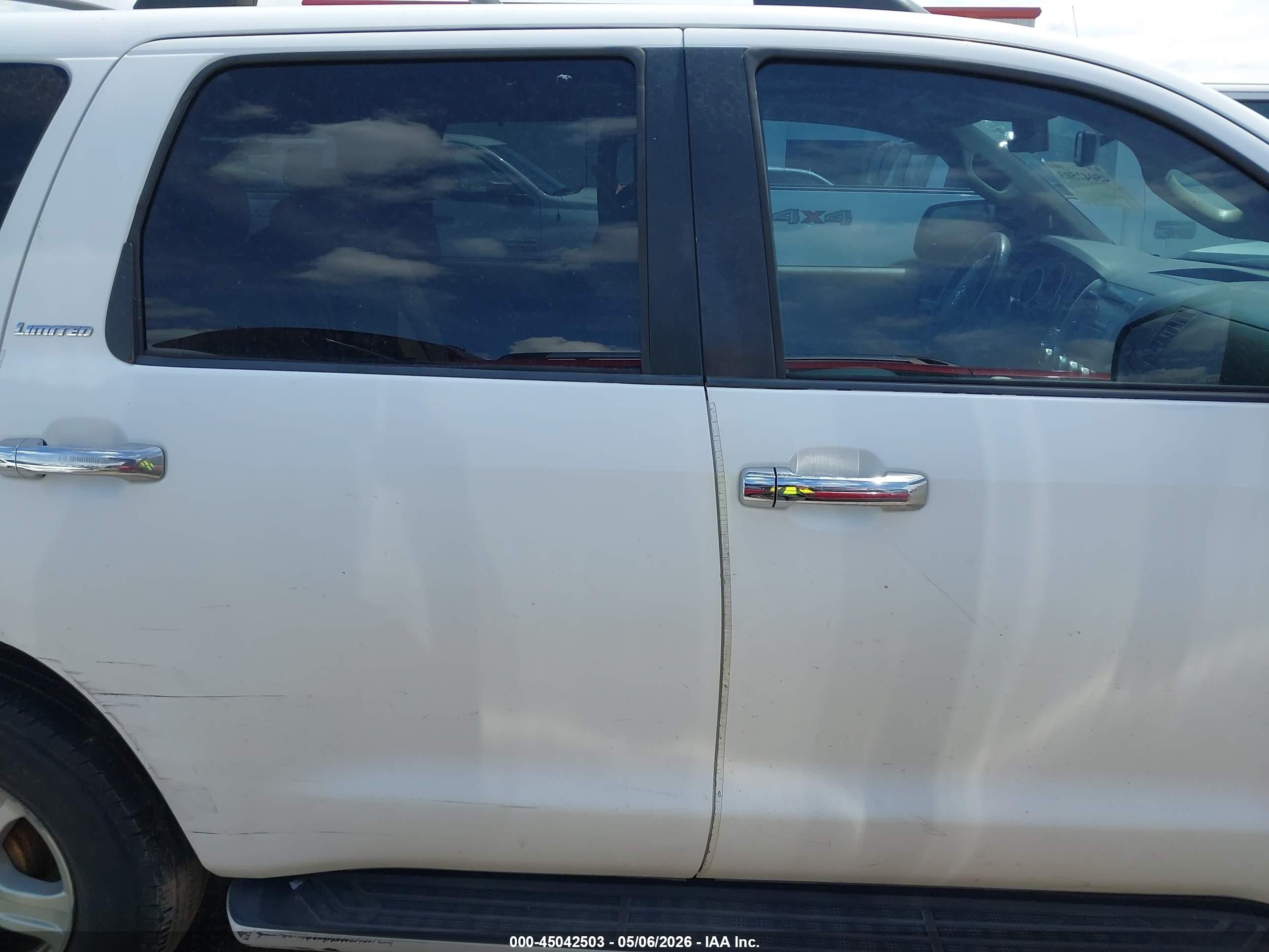2008 Toyota Sequoia Limited 5.7l V8 White vin: 5TDZY68A48S009650