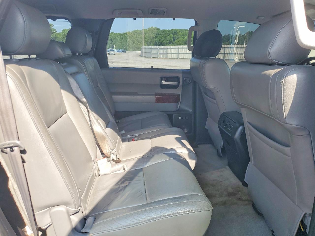 2008 Toyota Sequoia Limited Серебряный vin: 5TDZY68A98S008204