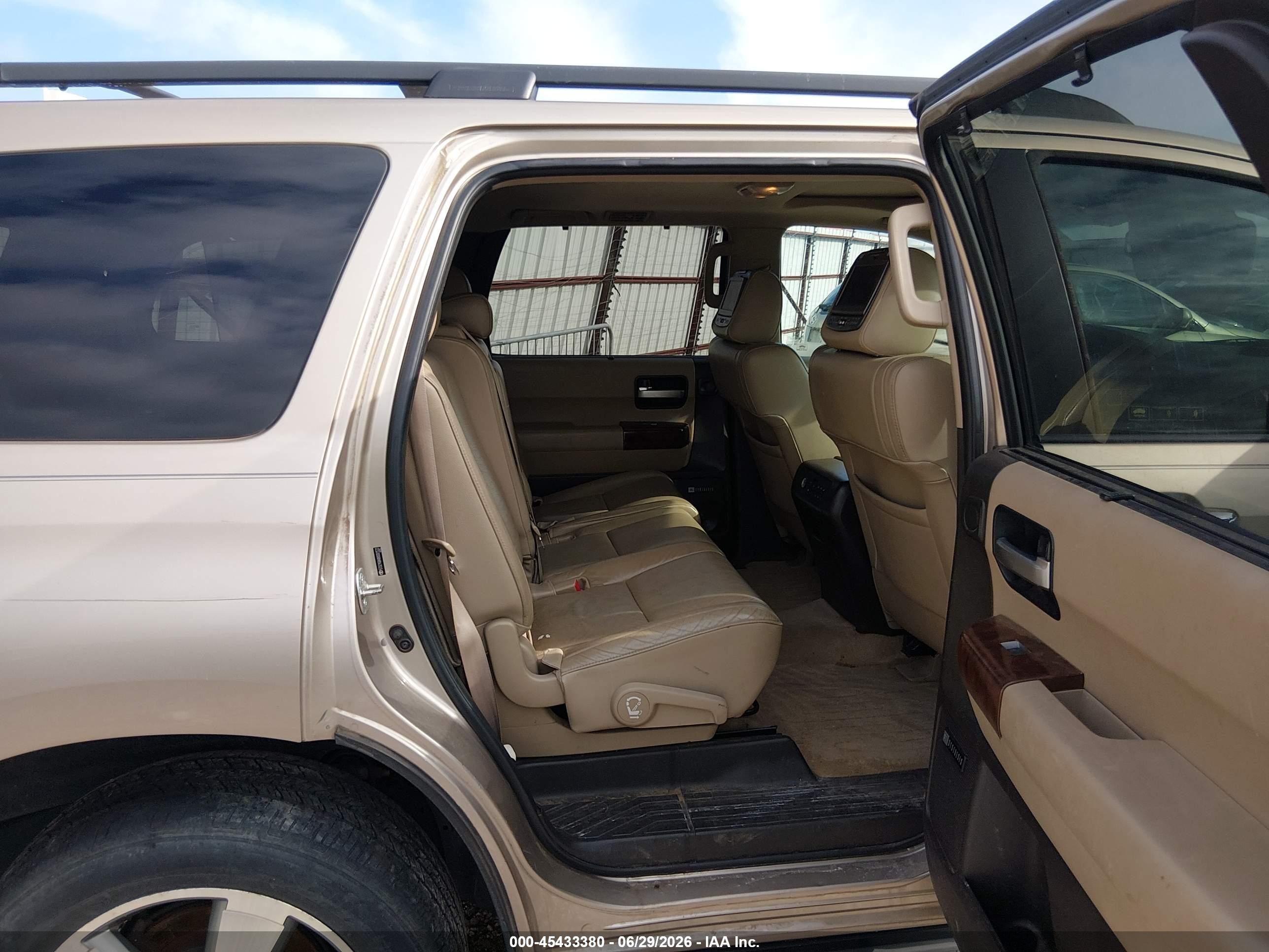 2008 Toyota Sequoia Limited 5.7l V8 Золотой vin: 5TDZY68AX8S001522