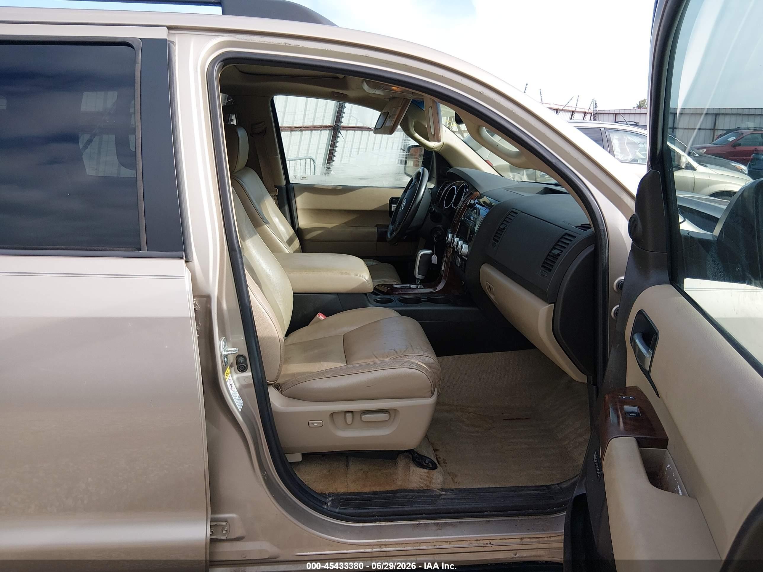 2008 Toyota Sequoia Limited 5.7l V8 Золотой vin: 5TDZY68AX8S001522