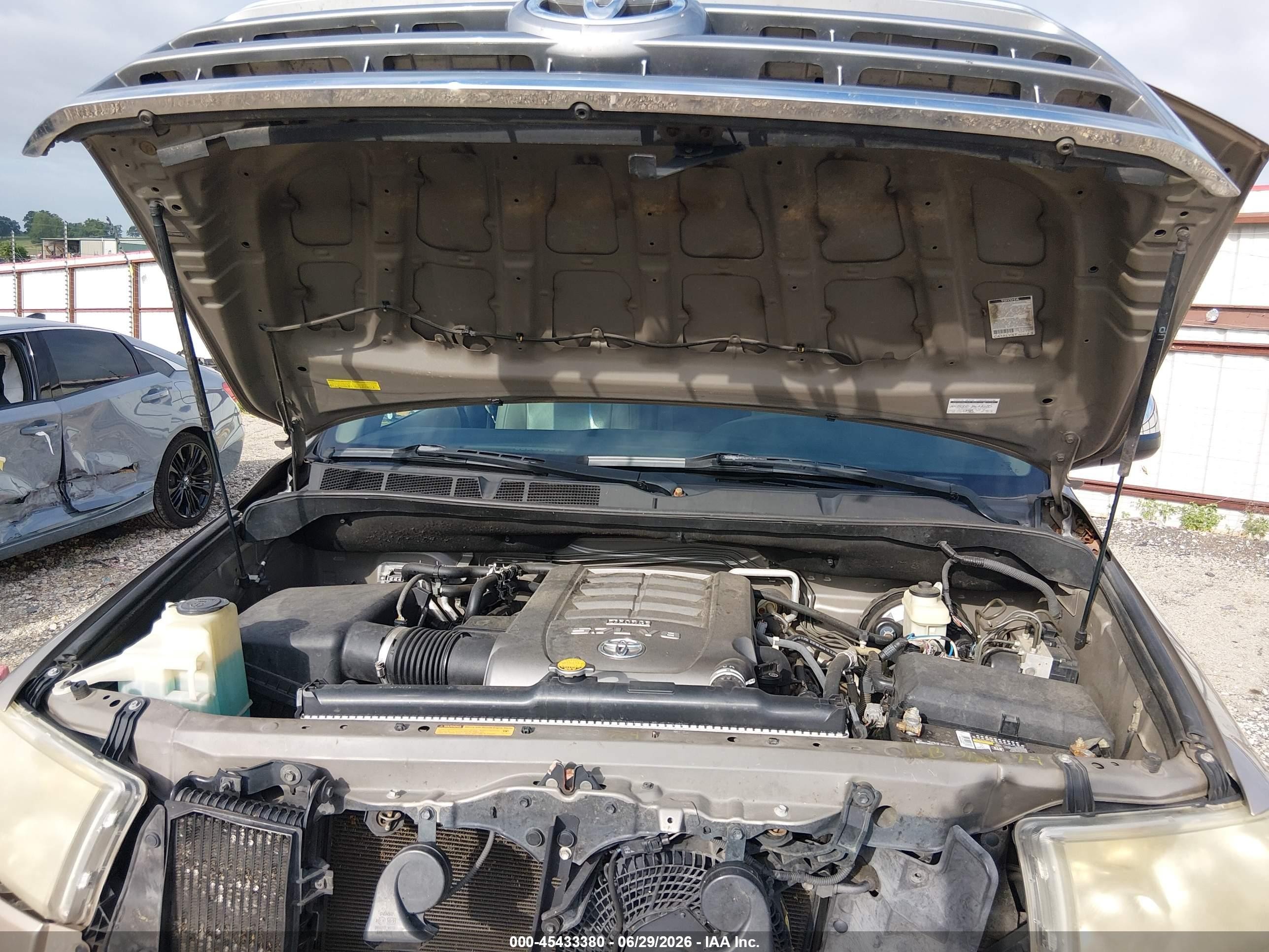 2008 Toyota Sequoia Limited 5.7l V8 Золотой vin: 5TDZY68AX8S001522