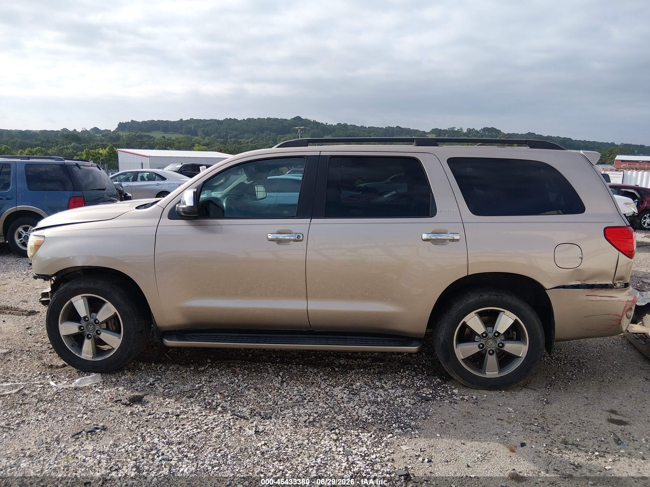 2008 Toyota Sequoia Limited 5.7l V8 Золотой vin: 5TDZY68AX8S001522