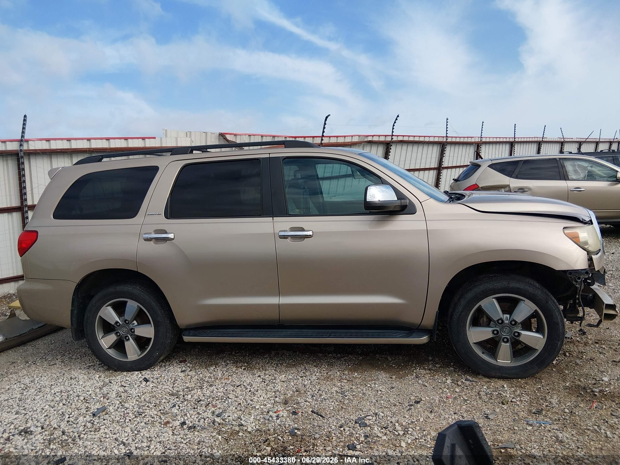 2008 Toyota Sequoia Limited 5.7l V8 Золотой vin: 5TDZY68AX8S001522