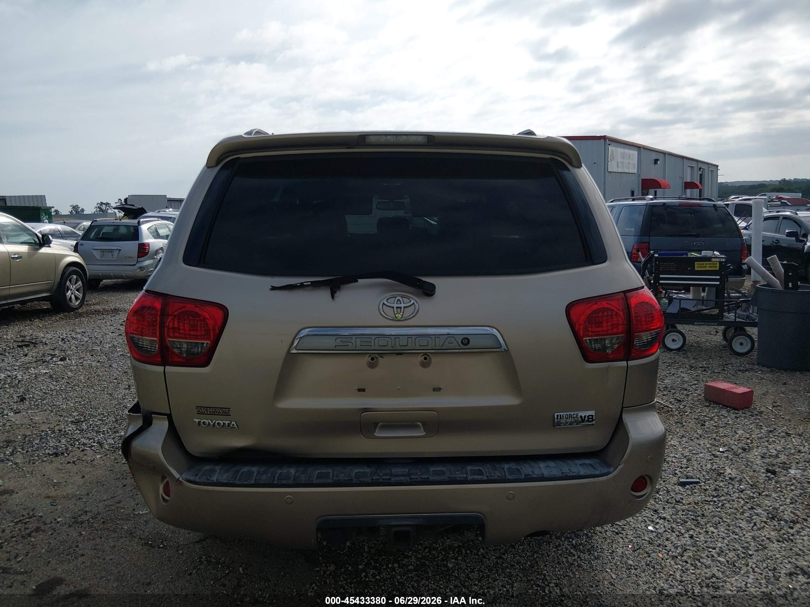 2008 Toyota Sequoia Limited 5.7l V8 Золотой vin: 5TDZY68AX8S001522