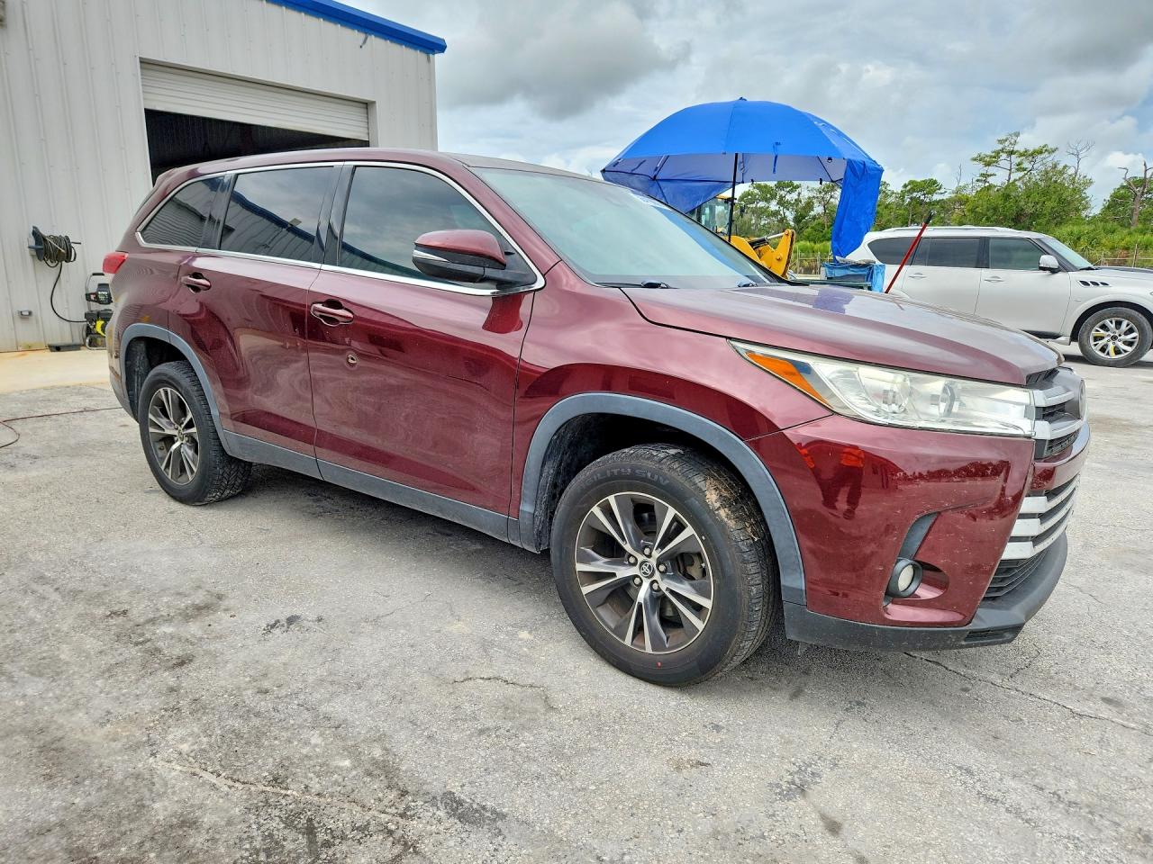 2019 Toyota Highlander Le Plus Burgundy vin: 5TDZZRFH4KS294484