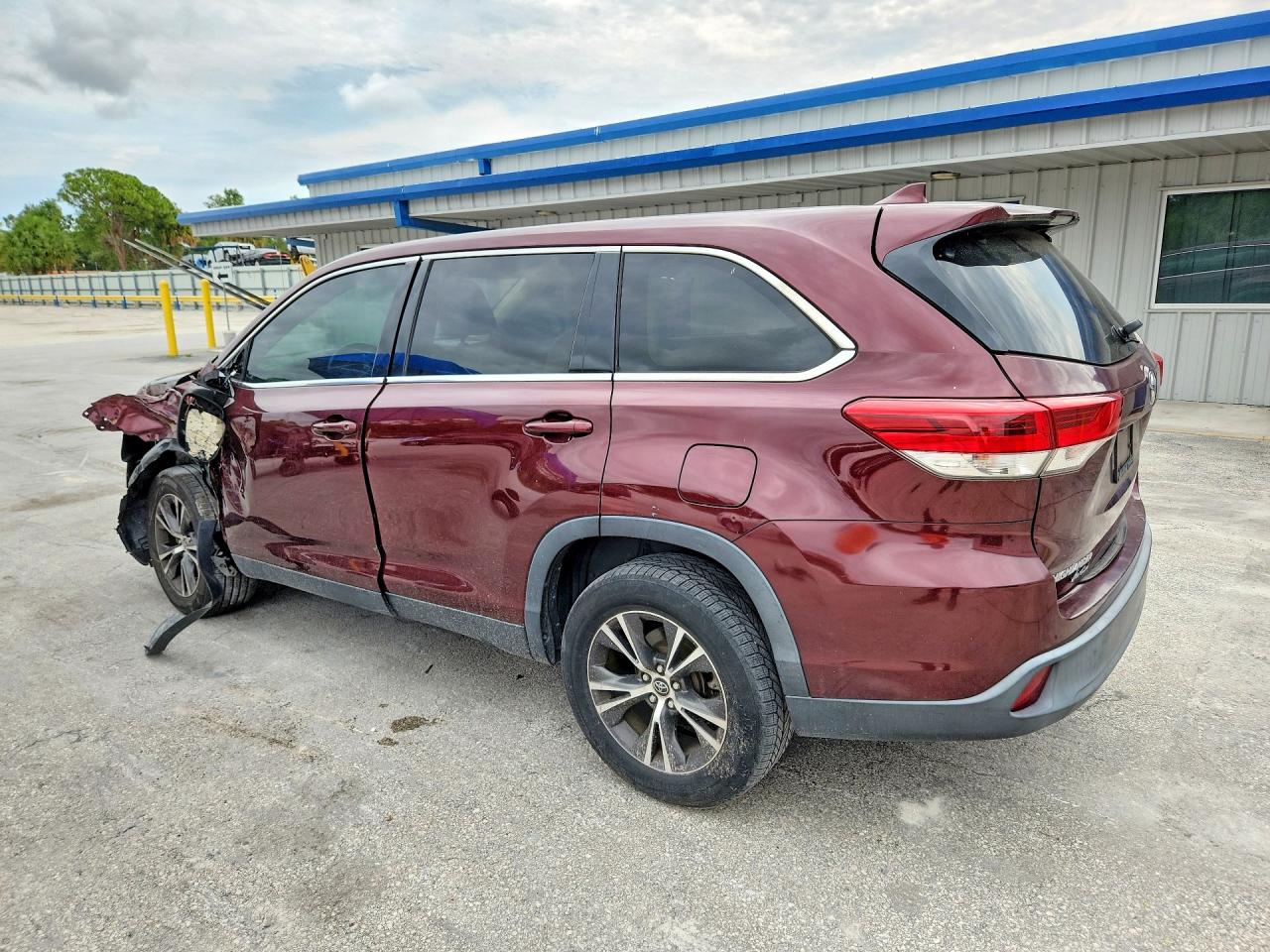 2019 Toyota Highlander Le Plus Burgundy vin: 5TDZZRFH4KS294484