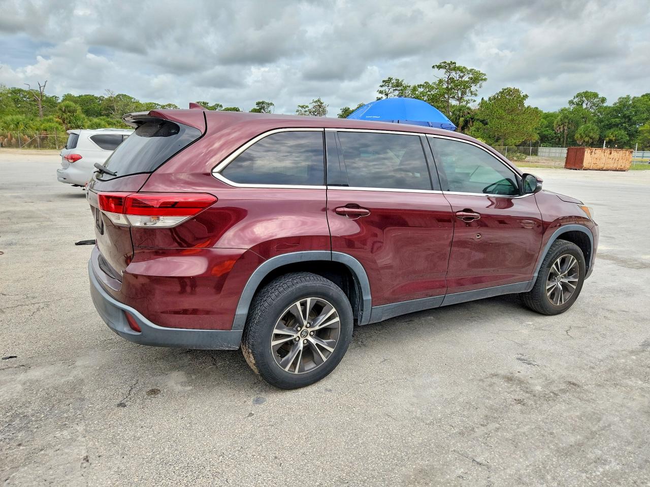 2019 Toyota Highlander Le Plus Burgundy vin: 5TDZZRFH4KS294484