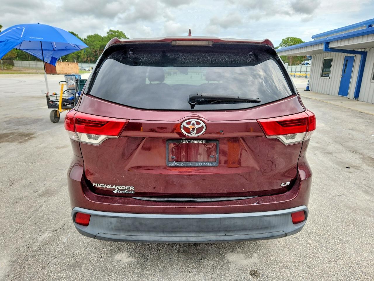 2019 Toyota Highlander Le Plus Burgundy vin: 5TDZZRFH4KS294484