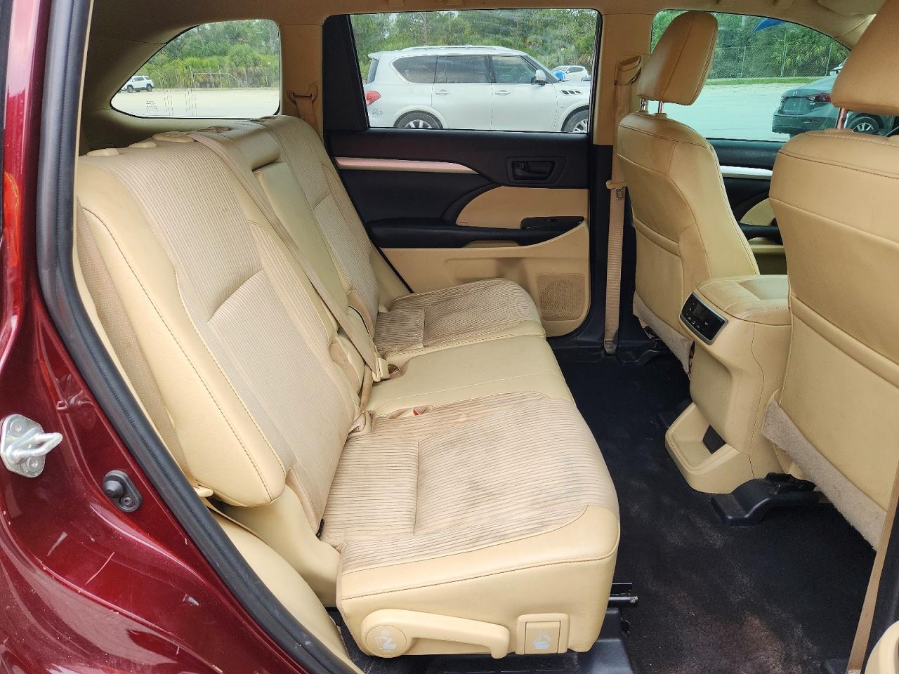 2019 Toyota Highlander Le Plus Burgundy vin: 5TDZZRFH4KS294484