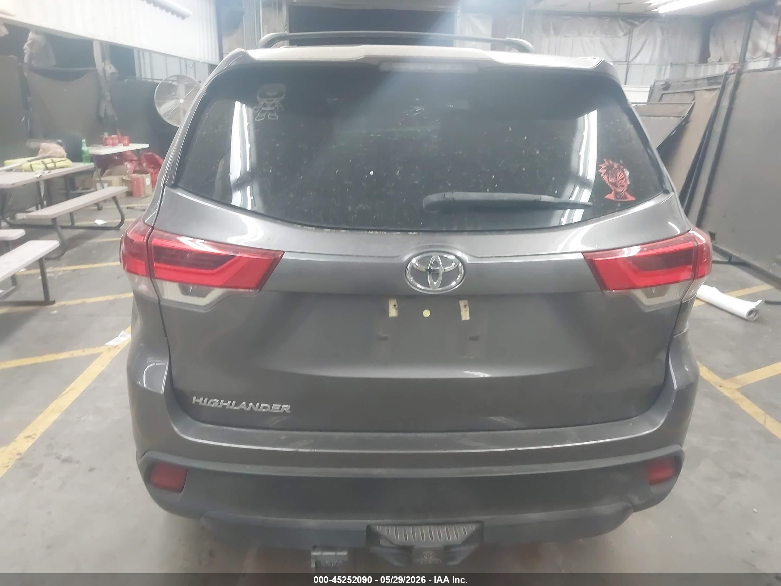 2019 Toyota Highlander Le Gray vin: 5TDZZRFH4KS333834