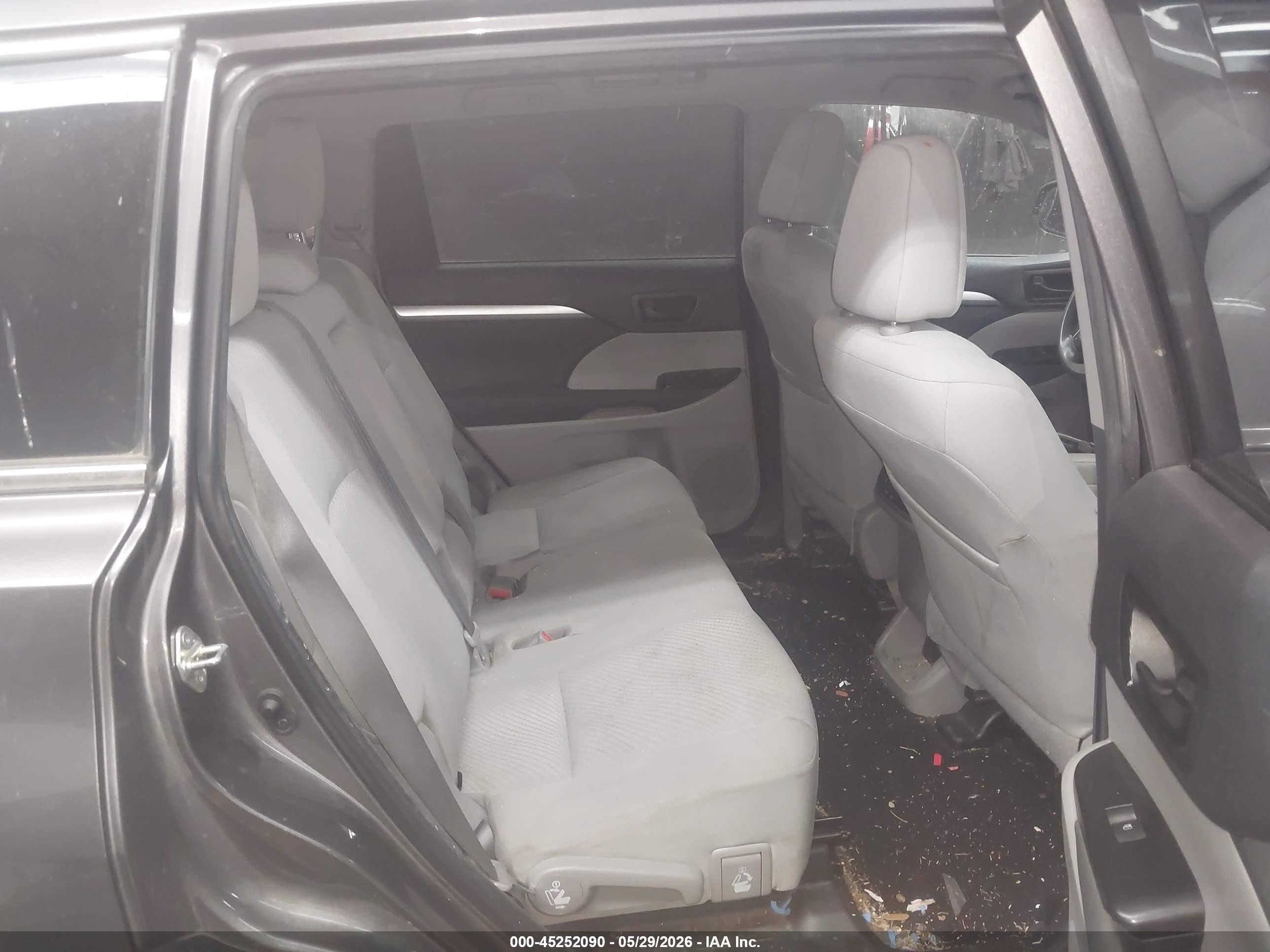 2019 Toyota Highlander Le Gray vin: 5TDZZRFH4KS333834