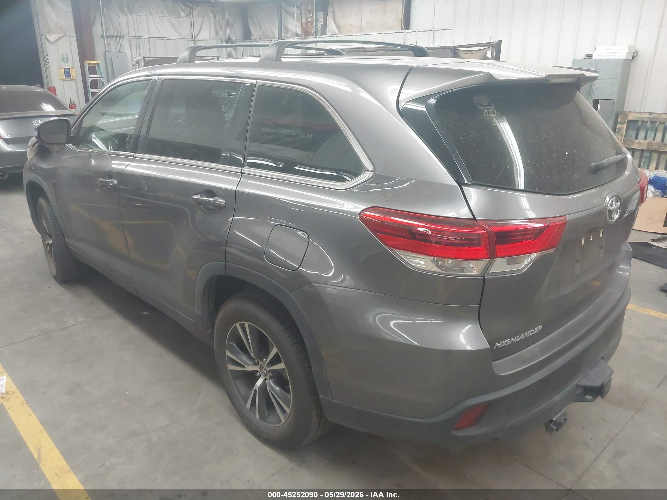 2019 Toyota Highlander Le Gray vin: 5TDZZRFH4KS333834