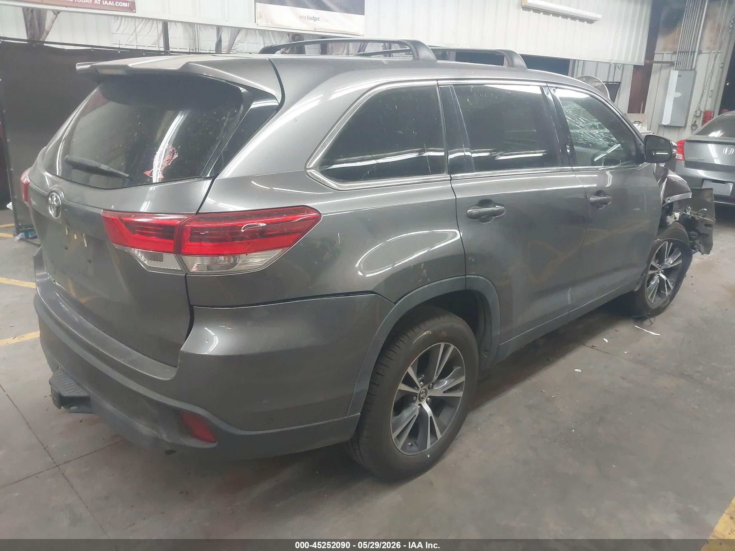 2019 Toyota Highlander Le Gray vin: 5TDZZRFH4KS333834