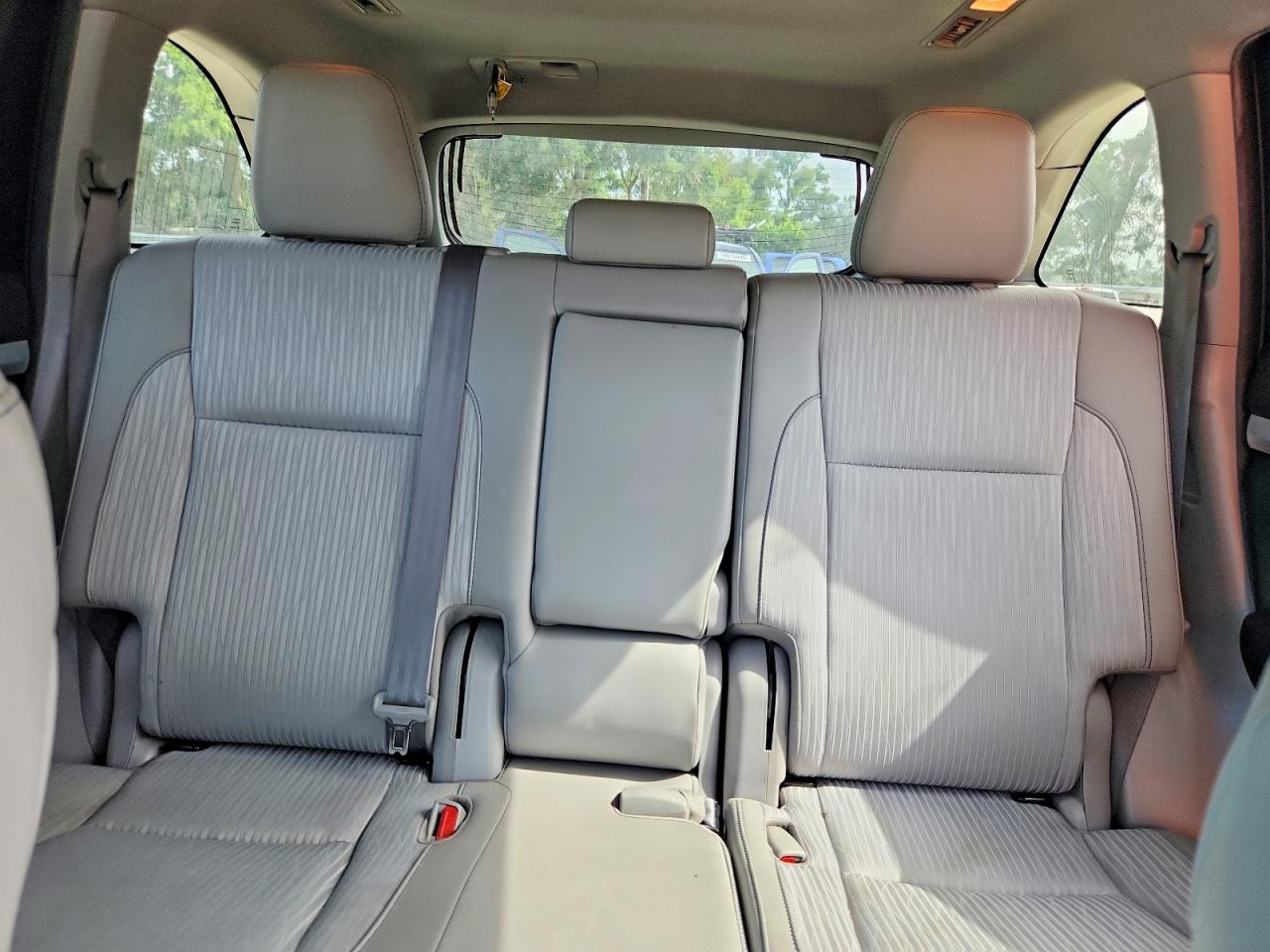 2019 Toyota 4r Cream vin: 5TDZZRFH7KS325131