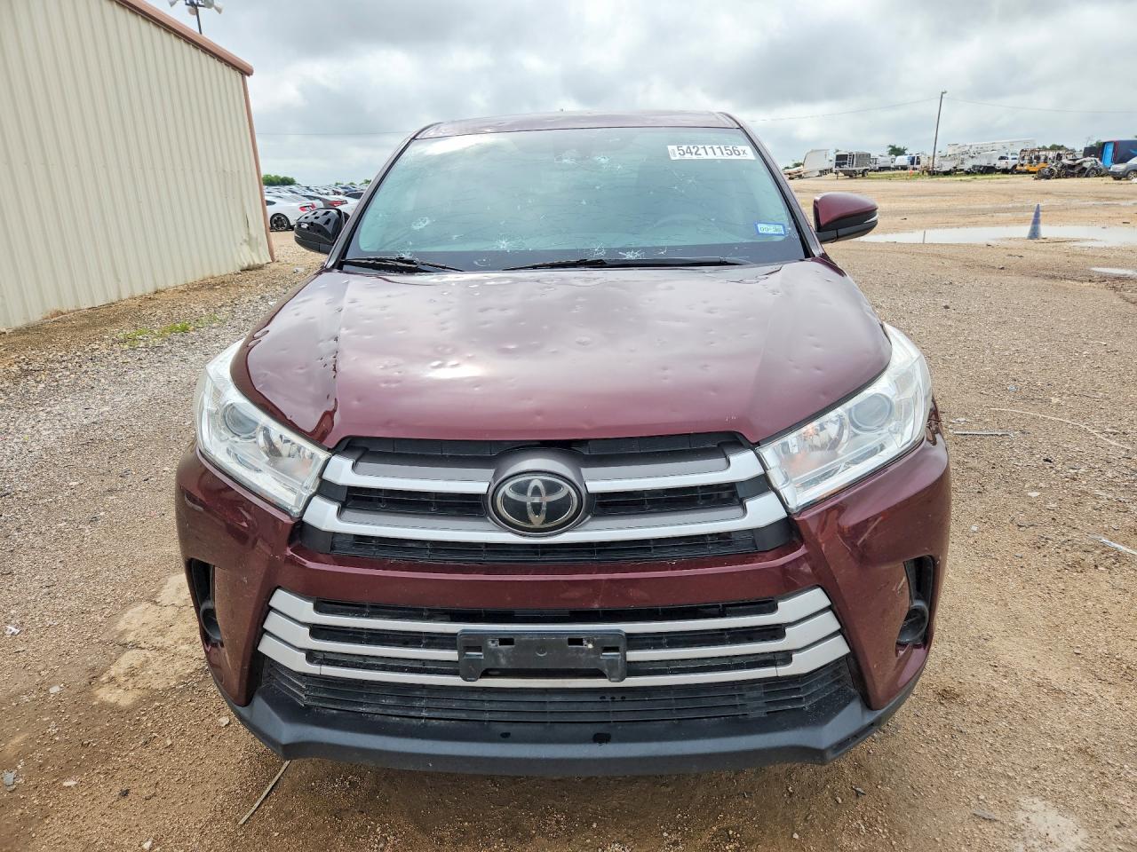 2018 Toyota Highlander Le Burgundy vin: 5TDZZRFH8JS286032