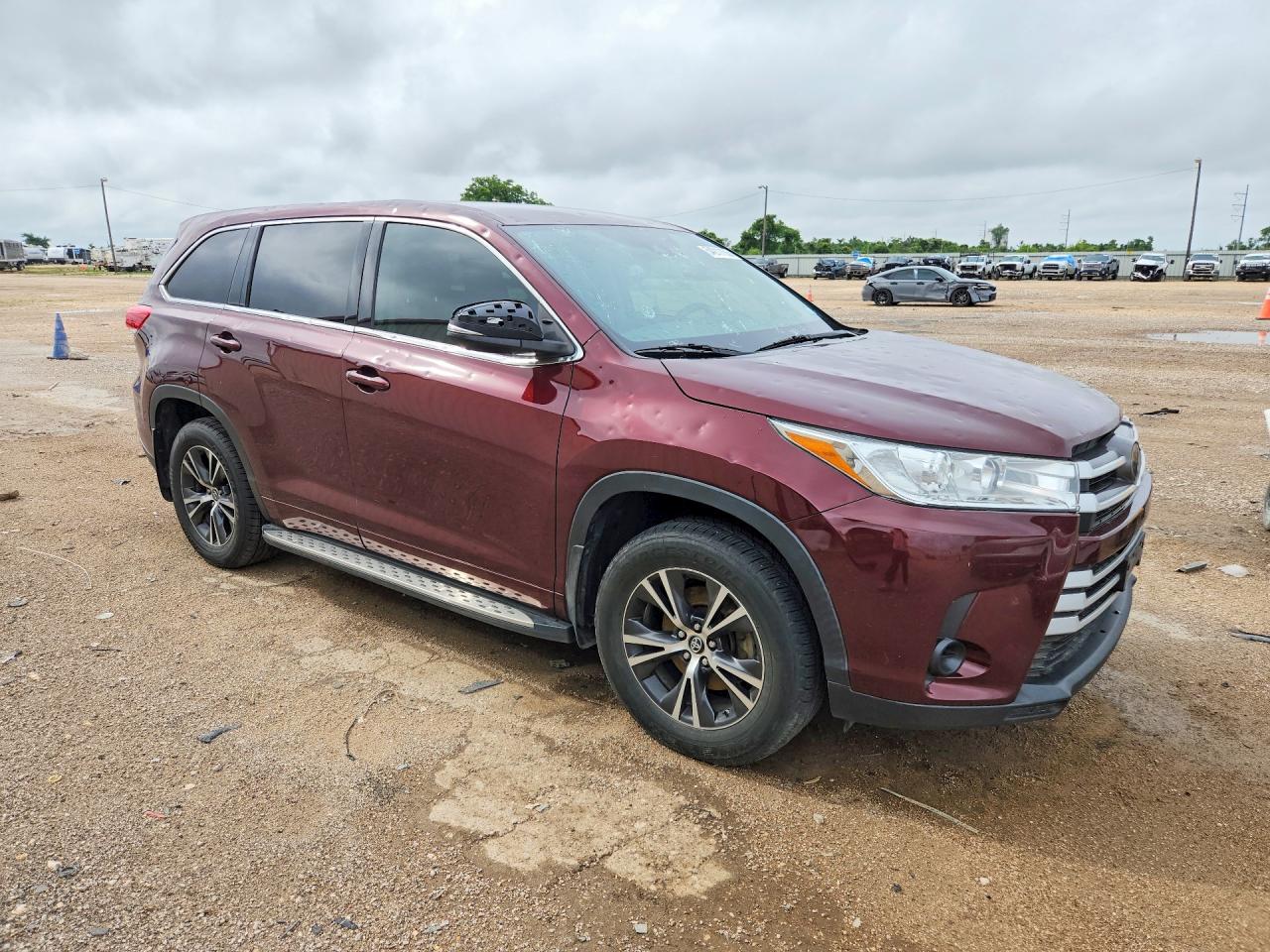 2018 Toyota Highlander Le Burgundy vin: 5TDZZRFH8JS286032