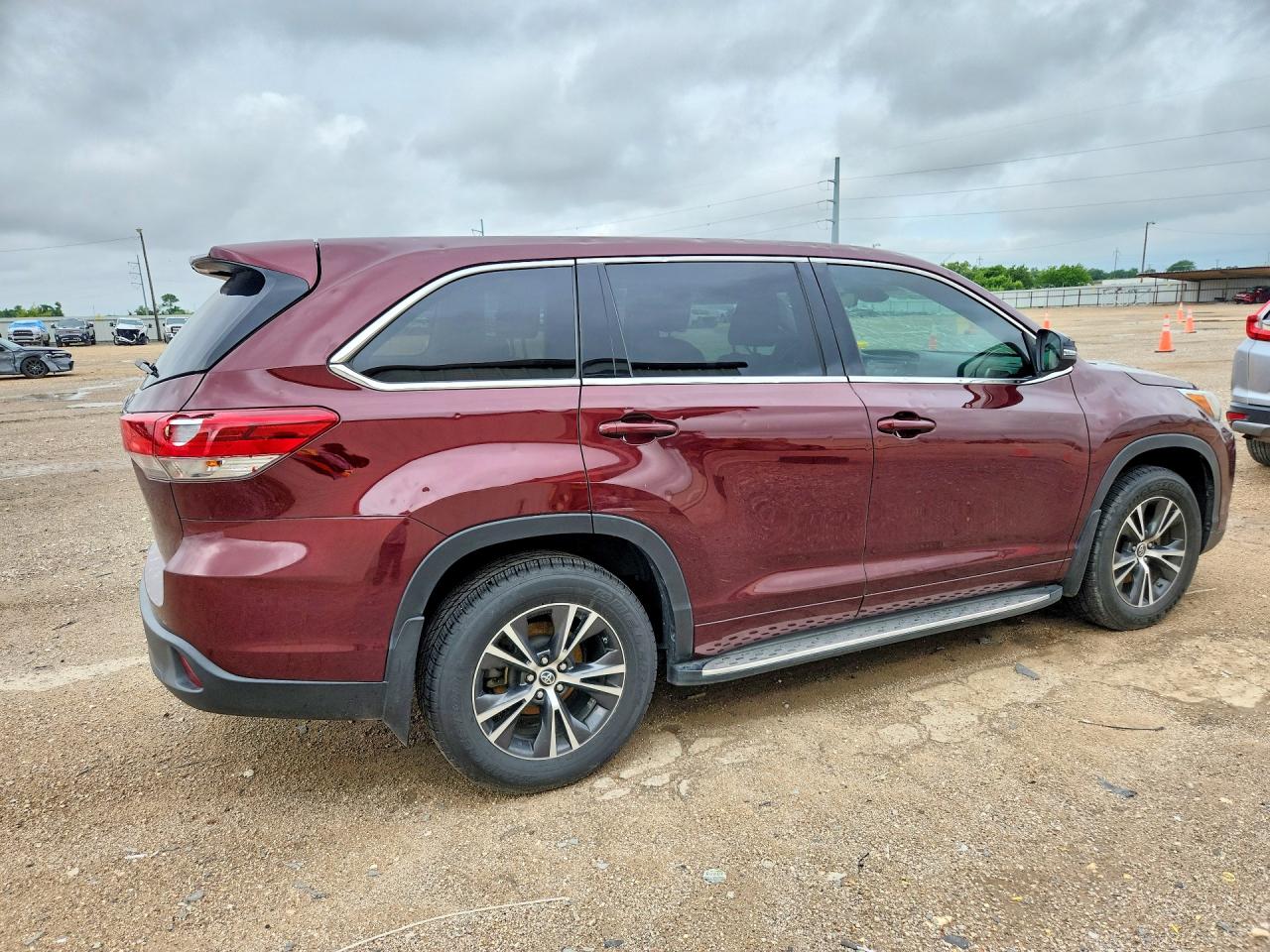 2018 Toyota Highlander Le Burgundy vin: 5TDZZRFH8JS286032