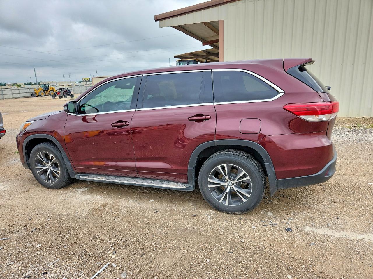 2018 Toyota Highlander Le Burgundy vin: 5TDZZRFH8JS286032