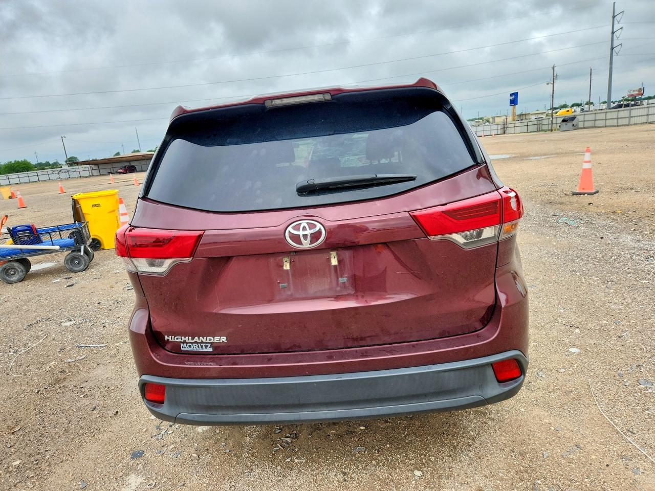 2018 Toyota Highlander Le Burgundy vin: 5TDZZRFH8JS286032