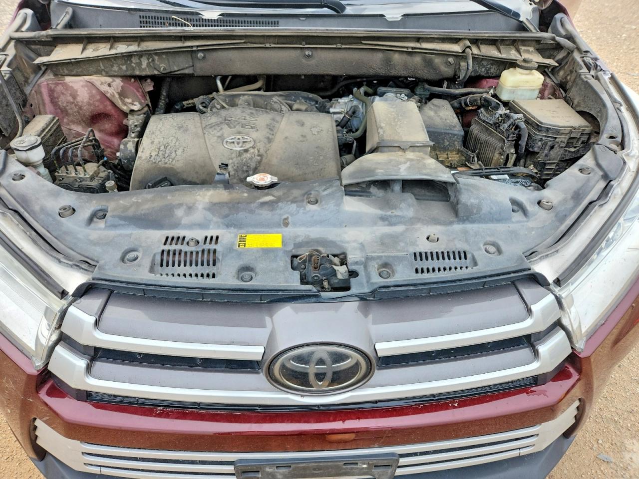 2018 Toyota Highlander Le Burgundy vin: 5TDZZRFH8JS286032