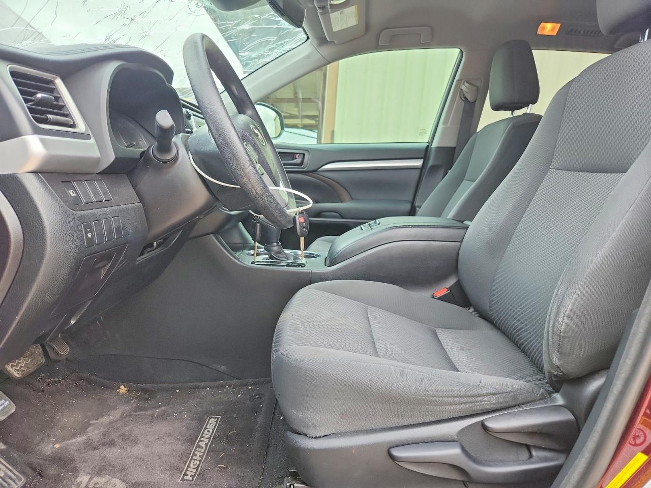 2018 Toyota Highlander Le Burgundy vin: 5TDZZRFH8JS286032