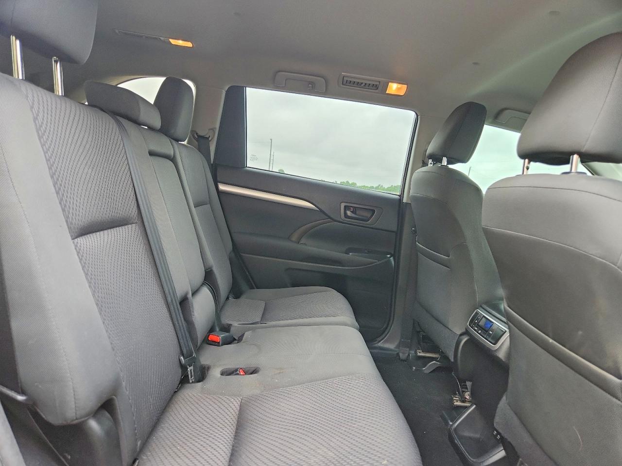 2018 Toyota Highlander Le Burgundy vin: 5TDZZRFH8JS286032