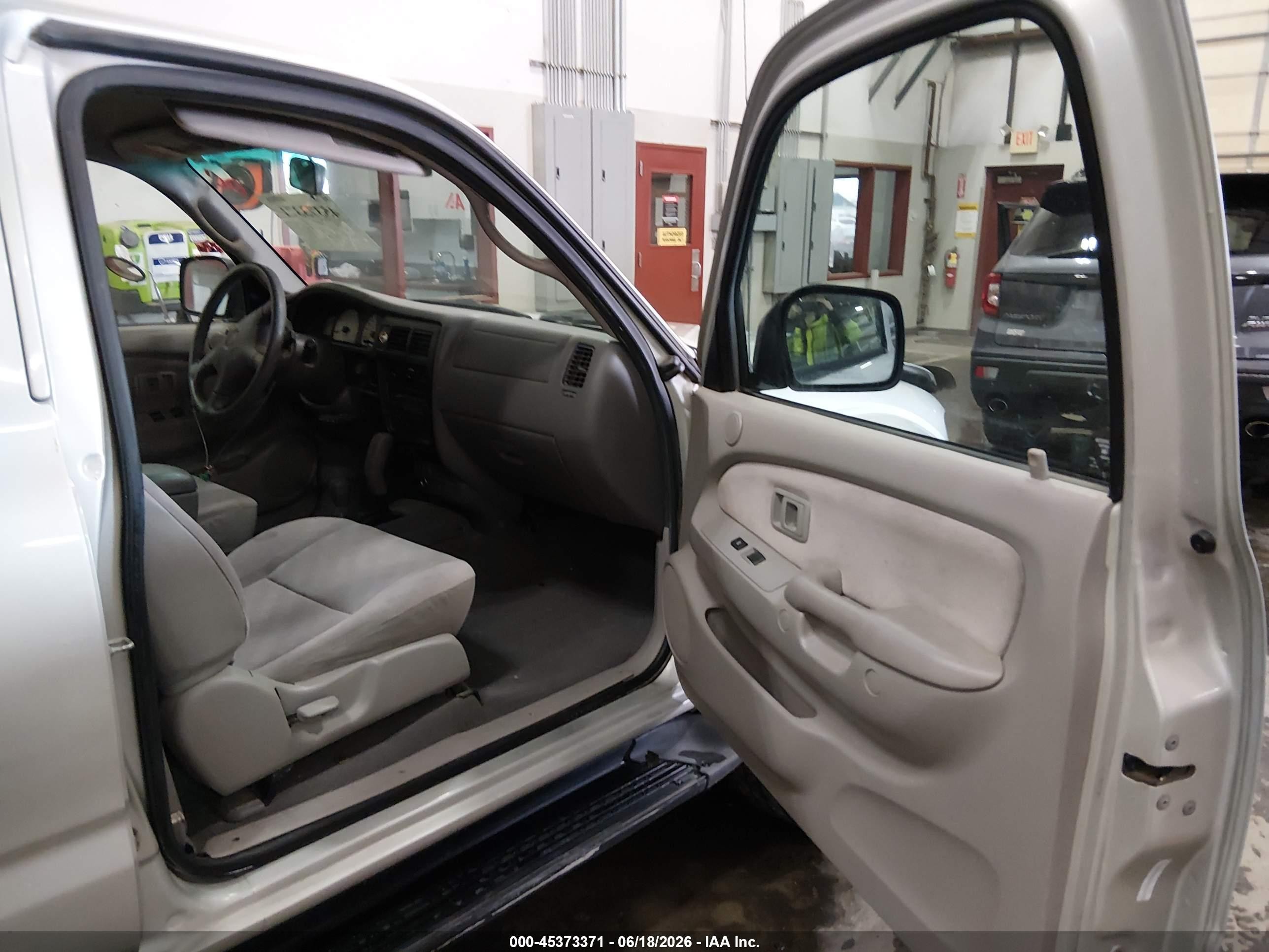 2004 Toyota Tacoma Base V6 Silver vin: 5TEHN72N14Z367601