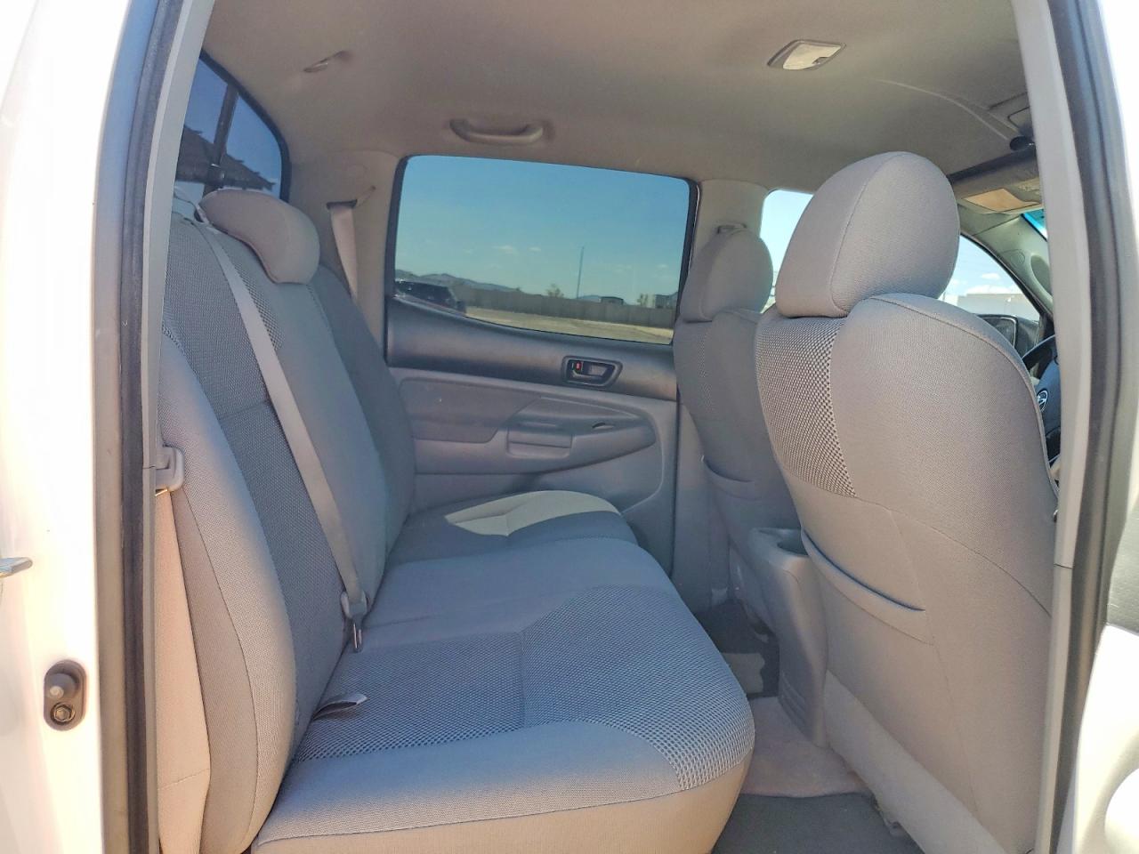 2006 Toyota Tacoma V6 White vin: 5TELU42N76Z169765