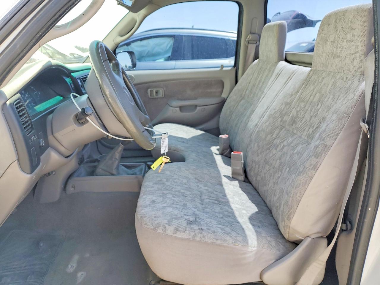 2002 Toyota Tacoma Base White vin: 5TENL42N02Z011709