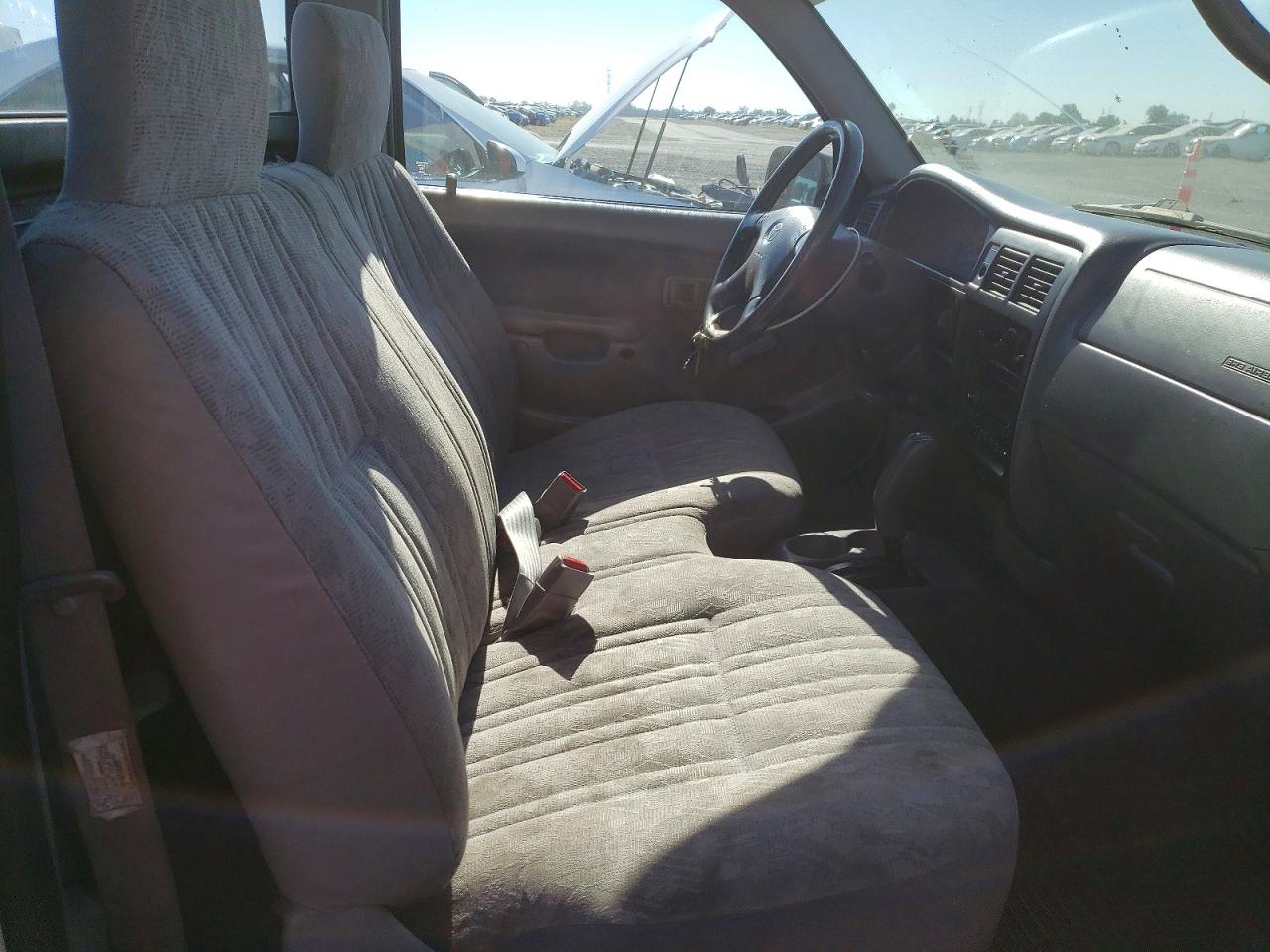 2001 Toyota Tacoma Base White vin: 5TENL42N31Z876530