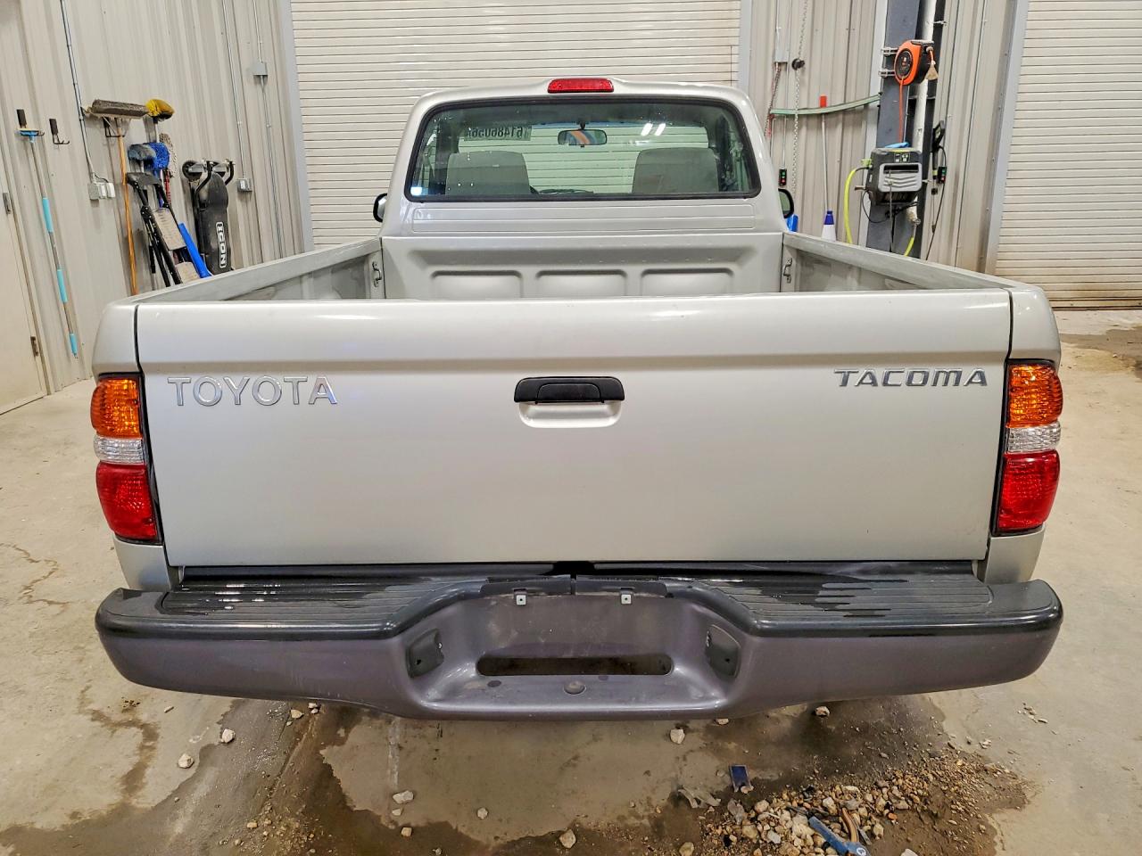 2004 Toyota Tacoma Base Silver vin: 5TENL42N44Z457798