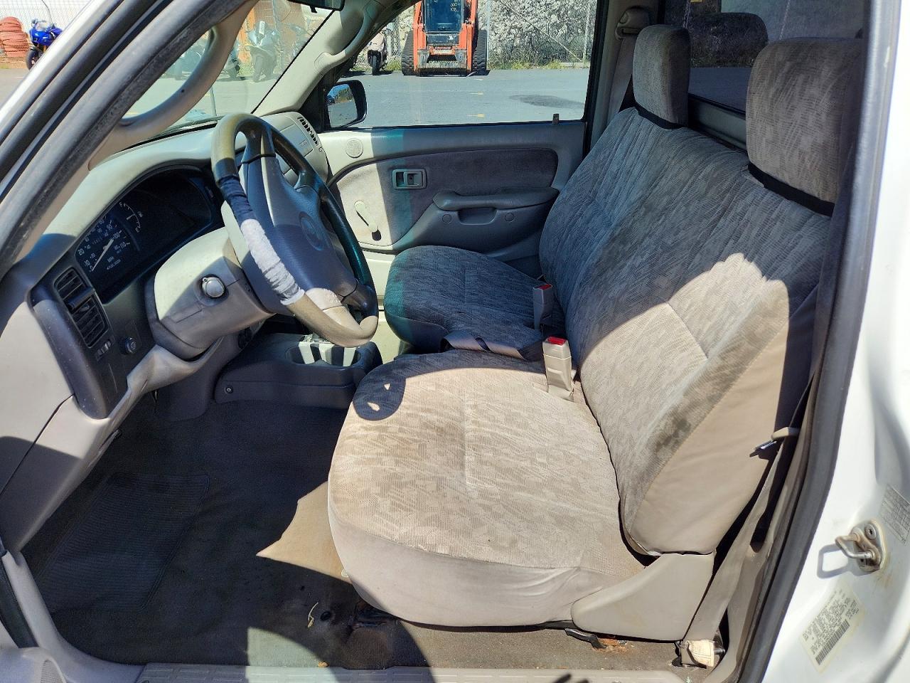 2002 Toyota Tacoma Base White vin: 5TENL42N62Z092439