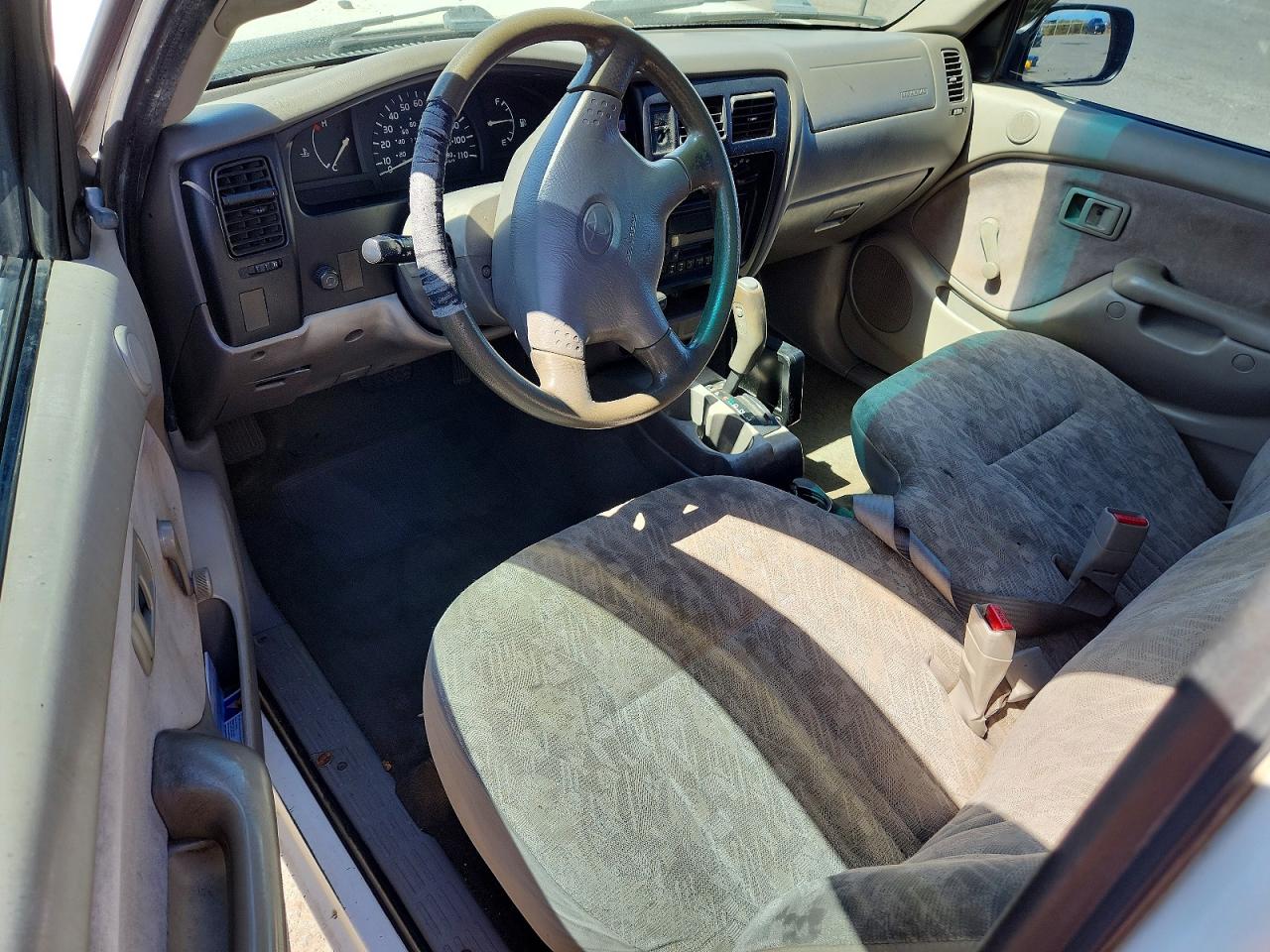 2002 Toyota Tacoma Base White vin: 5TENL42N62Z092439