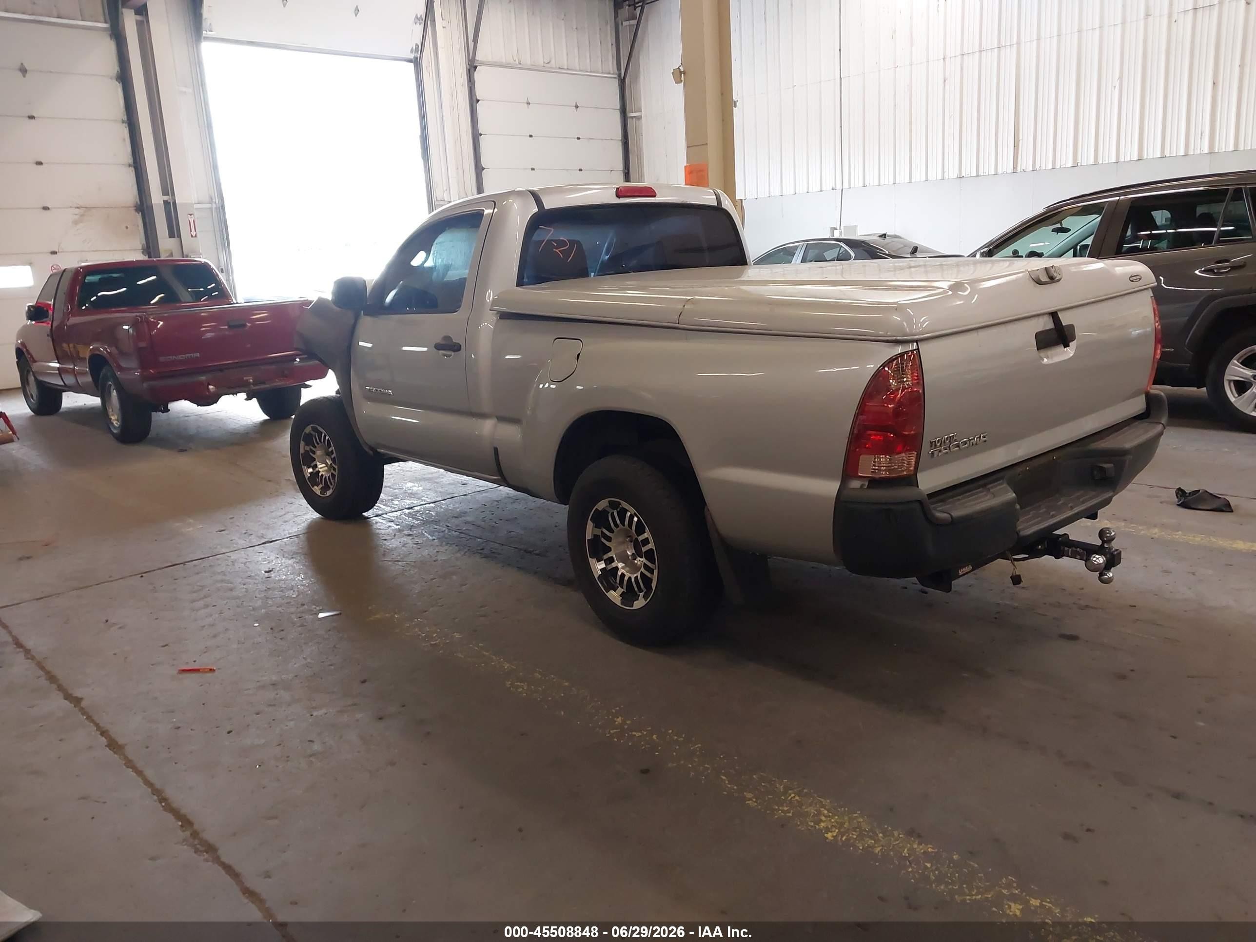 2008 Toyota Tacoma   Silver vin: 5TENX22N18Z493544