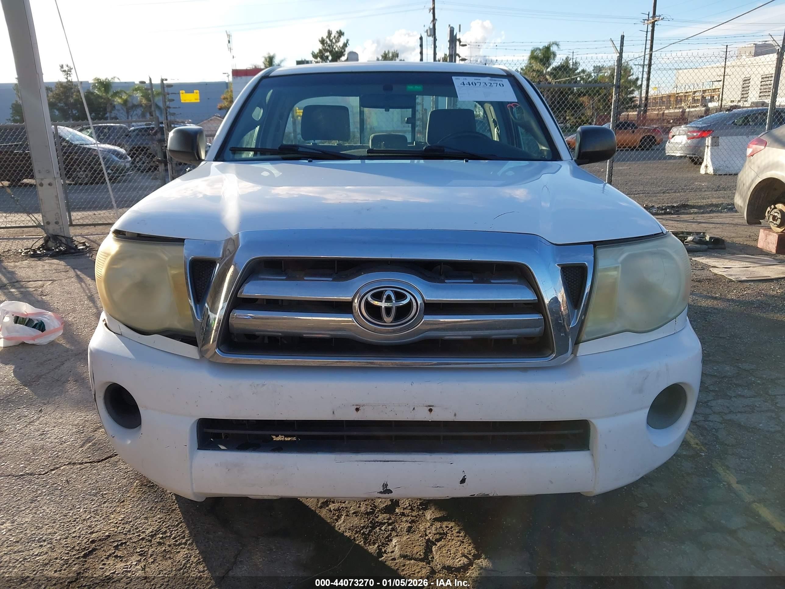 2009 Toyota Tacoma   White vin: 5TENX22N19Z670577