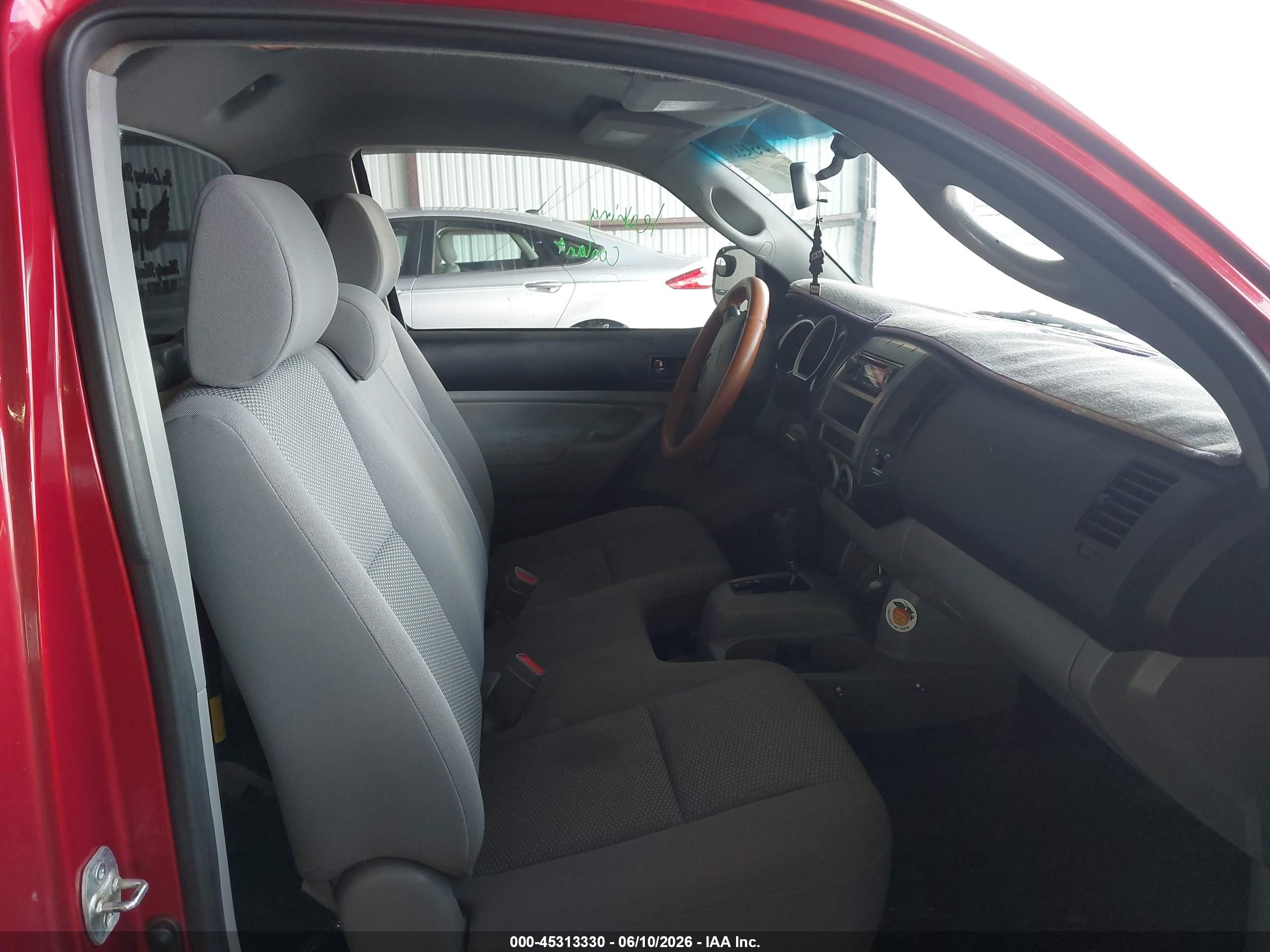 2005 Toyota Tacoma   Red vin: 5TENX22N35Z013435