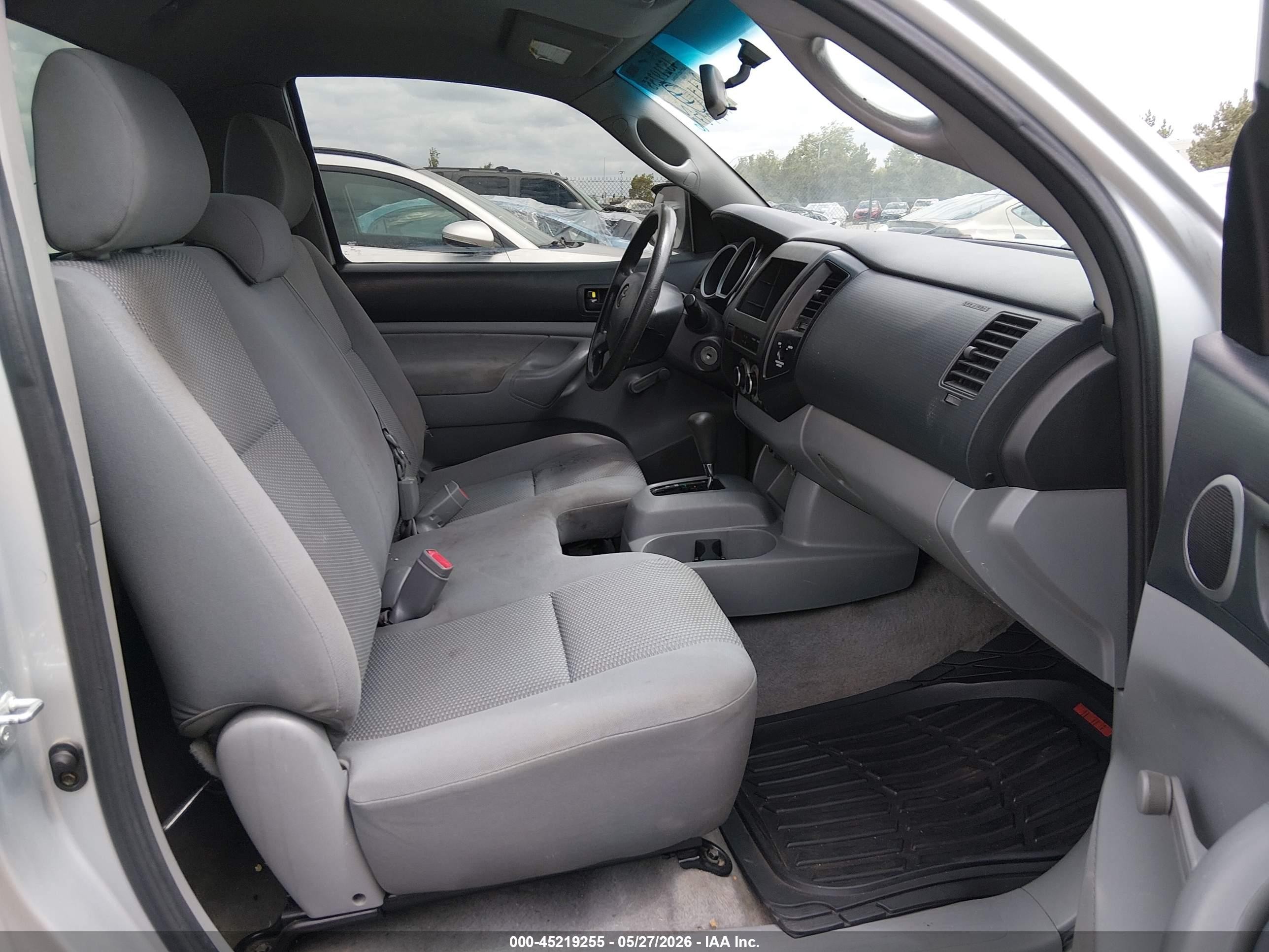 2006 Toyota Tacoma   Silver vin: 5TENX22N36Z255207