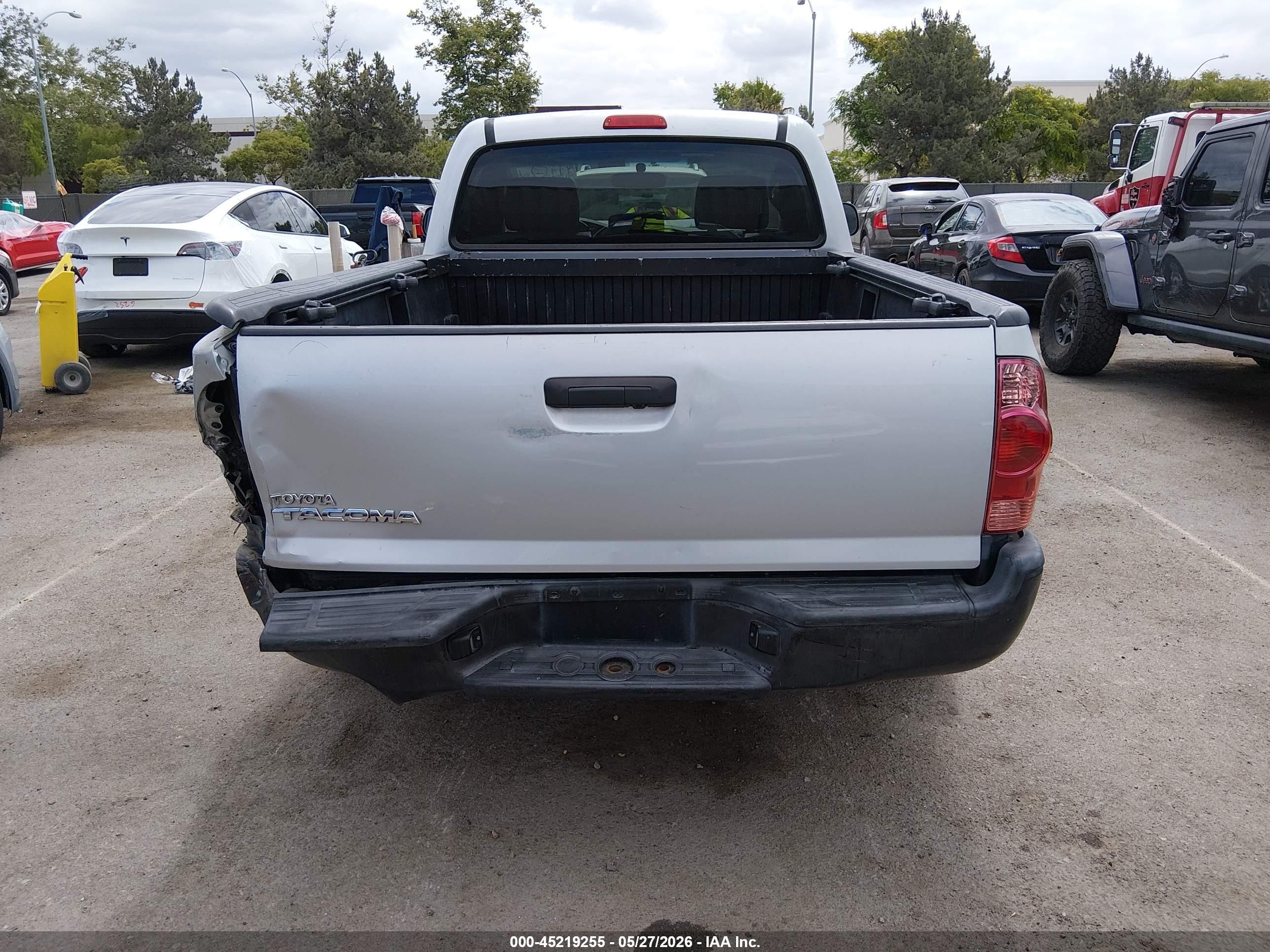 2006 Toyota Tacoma   Silver vin: 5TENX22N36Z255207